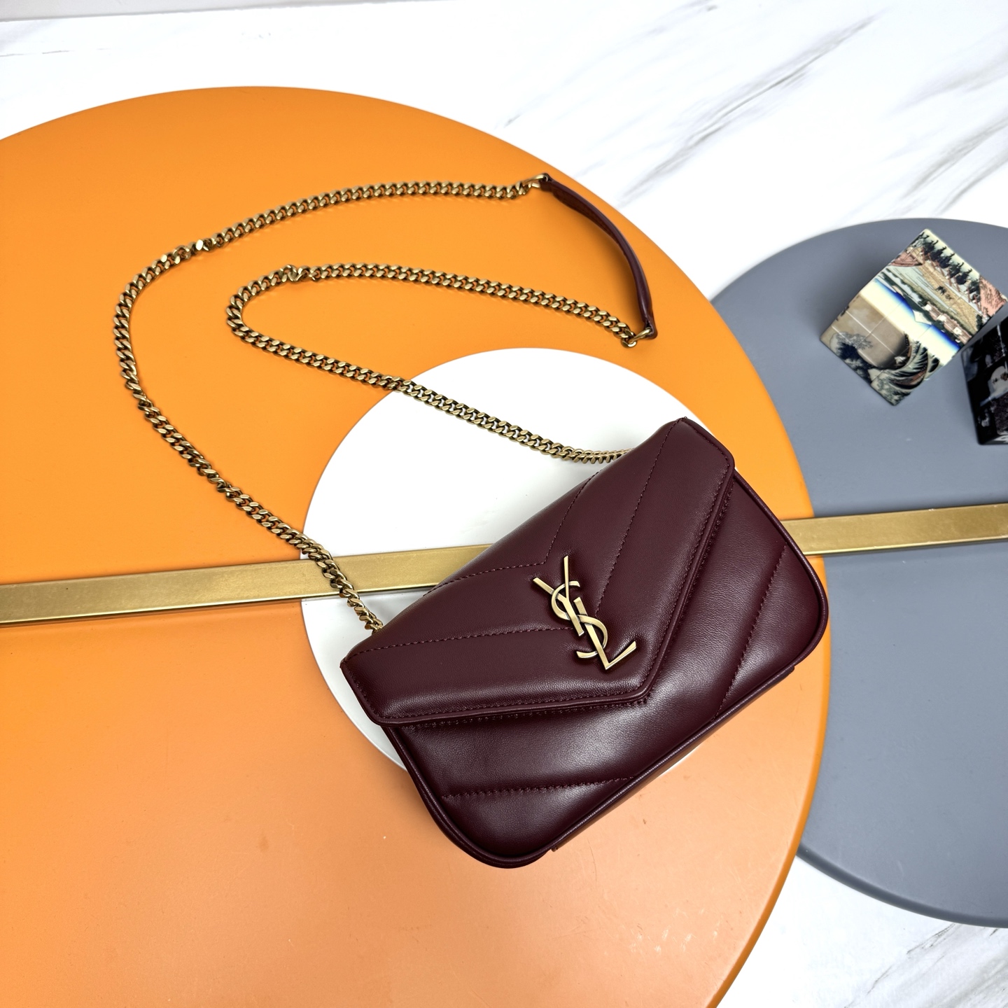 NO:676475,Maroon sheepskin/old gold 25 early spring new LouLou mini, delicate and high-end texture!  The sheepskin feels soft and soft, and the new version of the sheepskin is very shiny and comes with a detachable card holder. It is equipped with a sliding chain. Double chain design, multiple carrying methods, you can choose according to your own needs. The new version of the sheepskin has been additionally coated, which is not only more durable, but also more glossy, making the entire bag extra delicate and beautiful!  A must-have item for fashionable girls Model 821749 [original leather] Size 20x12x6cm, saint laurent, saint laurent, sheepskin19860909枣红羊皮/古金 25早春新款LouLou迷你,质感细腻高级！羊皮手感柔柔软软的,新版羊皮很有光泽感、配有可拆卸卡包.搭配滑动式链条.双链条设计,多种背携方式,可以根据自己的需求来选择.新版羊皮另外做了涂层处理,不仅更耐用,更有光泽感,显的整个包都格外精致,美丽！时髦女孩必备单品 型号821749【原厂皮】 尺寸20x12x6cm,圣罗兰,saint laurent,sheepskin,Bag