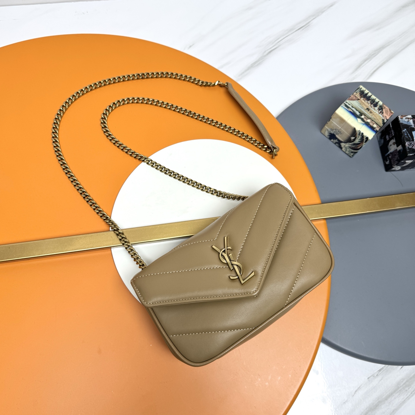 NO:676456,Apricot sheepskin/old gold 25 early spring new LouLou mini, delicate and high-end texture!  The sheepskin feels soft and soft, and the new version of the sheepskin is very shiny and comes with a detachable card holder. It is equipped with a sliding chain. Double chain design, multiple carrying methods, you can choose according to your own needs. The new version of the sheepskin has been additionally coated, which is not only more durable, but also more glossy, making the entire bag extra delicate and beautiful!  A must-have item for fashionable girls Model 821749 [original leather] Size 20x12x6cm, saint laurent, saint laurent, sheepskin19860909杏色羊皮/古金 25早春新款LouLou迷你,质感细腻高级！羊皮手感柔柔软软的,新版羊皮很有光泽感、配有可拆卸卡包.搭配滑动式链条.双链条设计,多种背携方式,可以根据自己的需求来选择.新版羊皮另外做了涂层处理,不仅更耐用,更有光泽感,显的整个包都格外精致,美丽！时髦女孩必备单品 型号821749【原厂皮】 尺寸20x12x6cm,圣罗兰,saint laurent,sheepskin,Bag