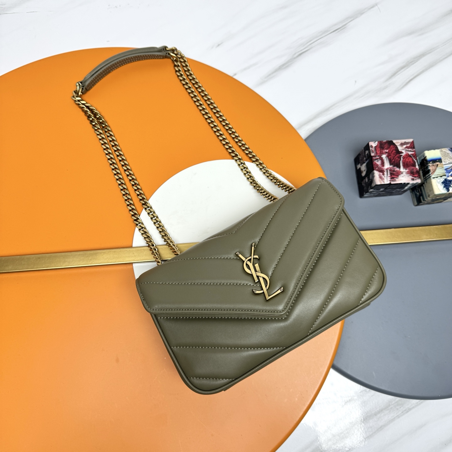 NO:676466,Green sheepskin/antique gold 25 early spring new LouLou small size, delicate and high-end texture!  The sheepskin feels soft and soft, and the new version of the sheepskin is very shiny and comes with a detachable card holder. It is equipped with a sliding chain. Double chain design, multiple carrying methods, you can choose according to your own needs. The new version of the sheepskin has been additionally coated, which is not only more durable, but also more glossy, making the entire bag extra delicate and beautiful!  A must-have item for fashionable girls Model 801437 [original leather] Size 24x14x7cm, saint laurent, saint laurent, sheepskin19860909绿羊皮/古金 25早春新款LouLou小号,质感细腻高级！羊皮手感柔柔软软的,新版羊皮很有光泽感、配有可拆卸卡包.搭配滑动式链条.双链条设计,多种背携方式,可以根据自己的需求来选择.新版羊皮另外做了涂层处理,不仅更耐用,更有光泽感,显的整个包都格外精致,美丽！时髦女孩必备单品 型号801437【原厂皮】 尺寸24x14x7cm,圣罗兰,saint laurent,sheepskin,Bag