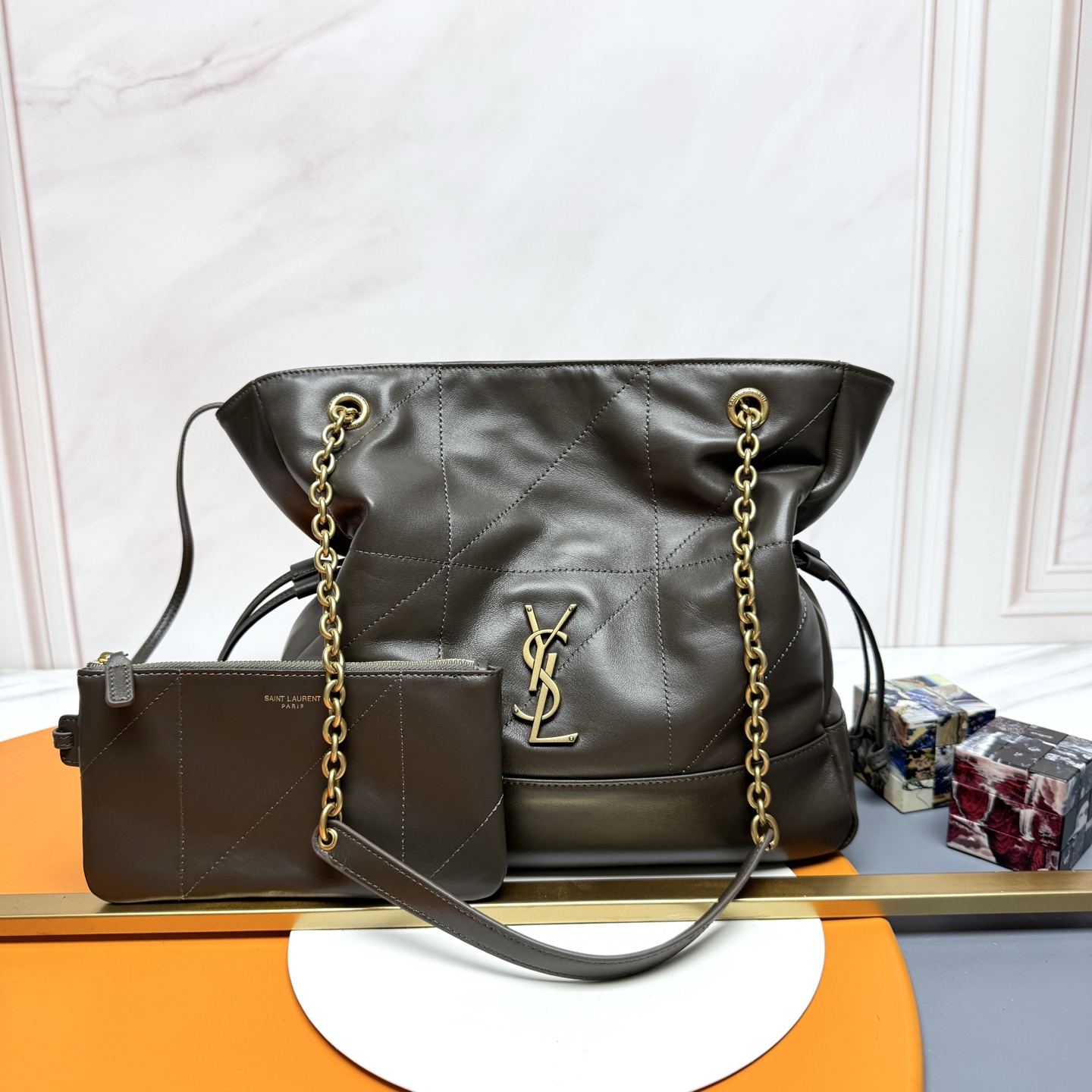 NO:676508,[Small size] Sheepskin/antique gold YSL new small size Jamie 4.3 large pochon sheepskin armpit bag. Designers really understand what consumers need, right? Many tote bag designs cannot achieve both beauty and practicality, but!  This tote did it!  It's lightweight, large in capacity, and very elegant!  It is a practical tote that has a design online and is full of luxury. I think it looks better than the 22bag!  Is this fair to say? It’s a mommy bag that allows you to carry your baby elegantly. Model 833948 [original leather] Size 27×29×11cm, saint laurent, saint laurent, saint laurent, totes, sheepskin19860909【小号】羊皮/古金 YSL 新款小号Jamie 4.3 large pochon羊皮腋下包.设计师真的太懂消费者需要什么了吧很多托特包的设计都没法让颜值和实用性两者都兼得,但是！这只tote做到了！它包身轻,容量大,而且还很优雅！是有设计在线,且贵气满满的实用型tote,我觉得比22bag好看耶！这是可以说的吗还是一只可以让你实现优雅带娃的妈咪包 型号833948【原厂皮】 尺寸27×29×11cm,圣罗兰,saint laurent,saint laurent,totes,sheepskin,Bag