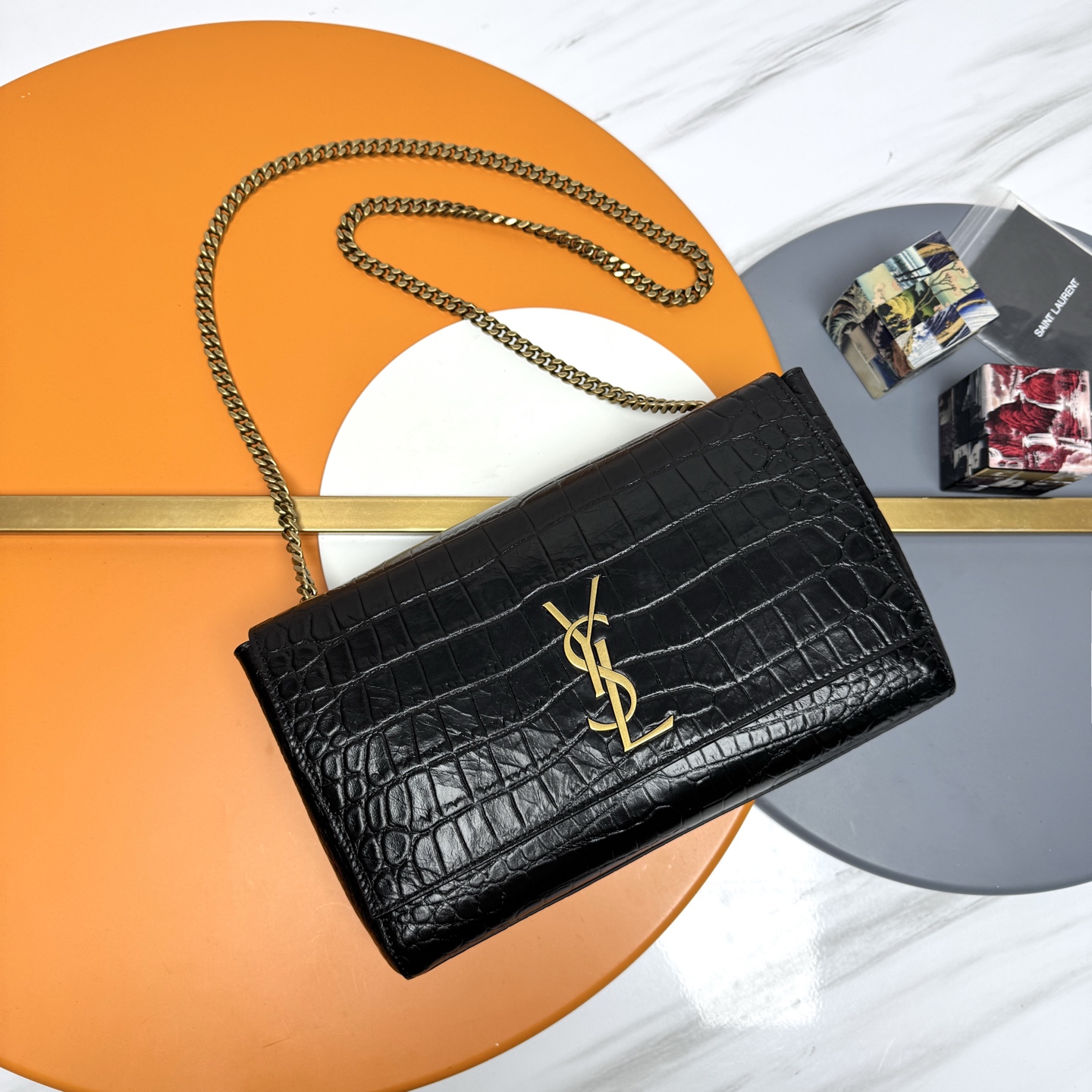 𝐊𝐚𝐭𝐞_ Reversible Suede & Crocodile Pattern P. Buying one bag is like owning two bags, extremely cost-effe…