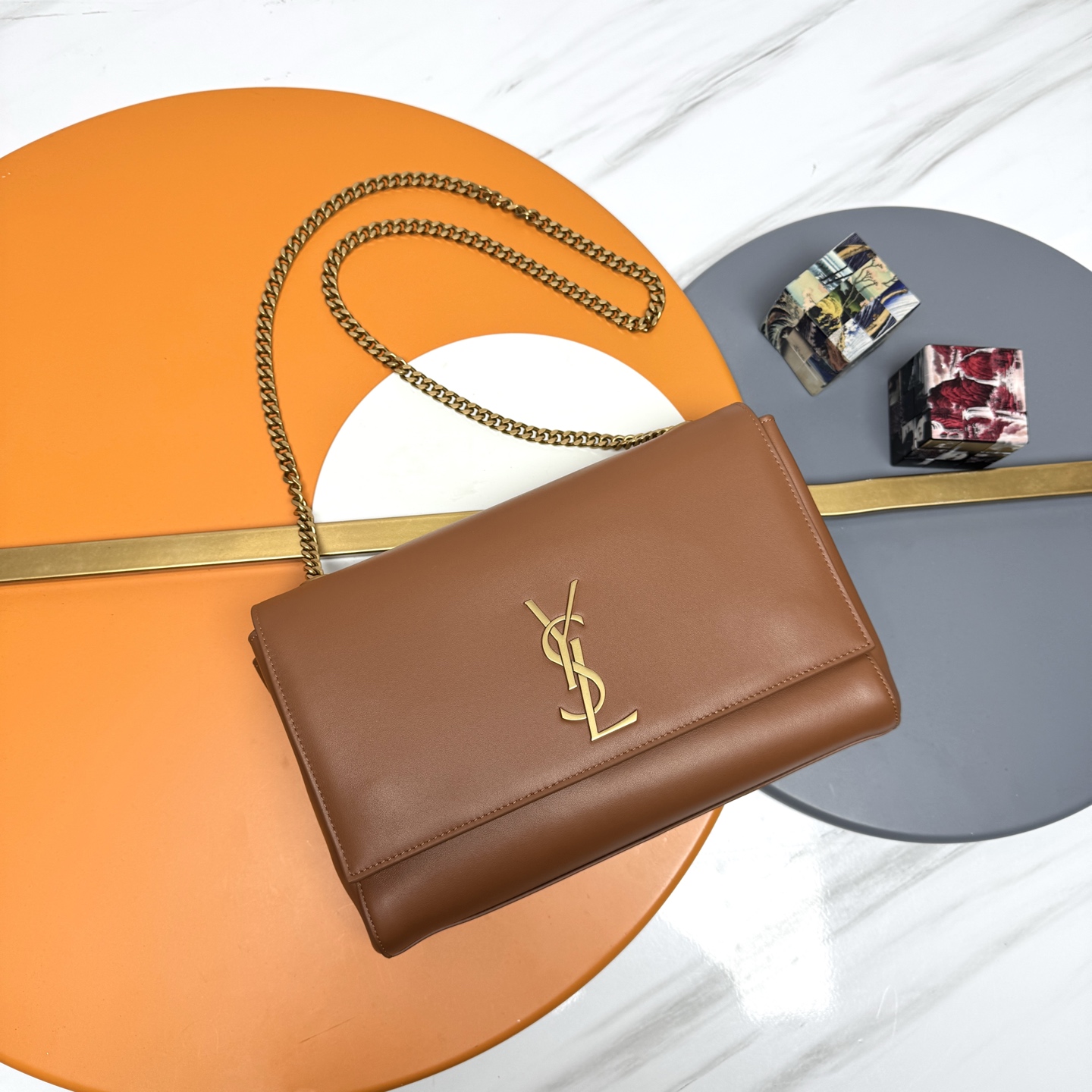 𝐊𝐚𝐭𝐞_Bolso reversible de gamuza y cuero liso P Comprar un bolso es como tener dos, muy rentable_ El clási…