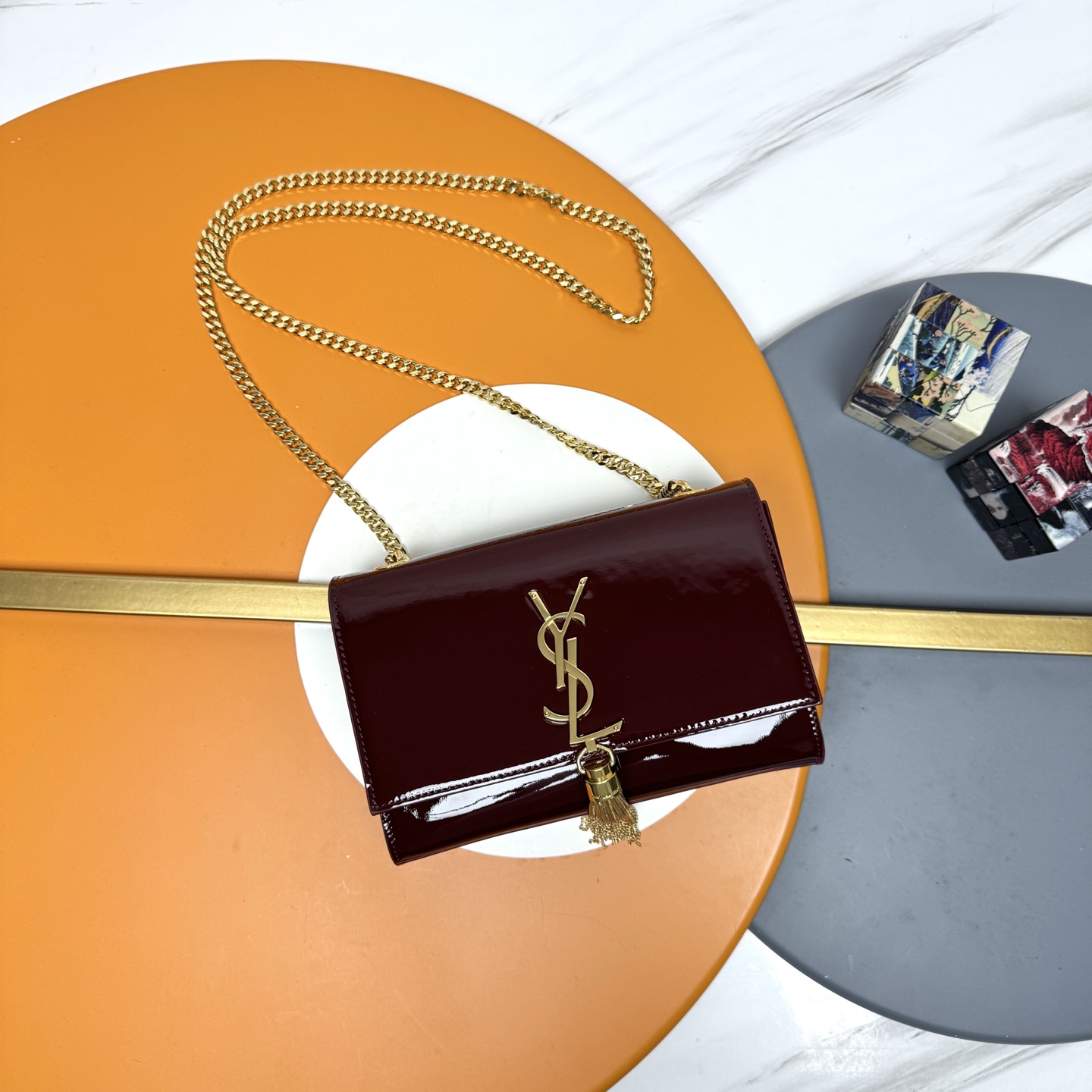 NO:676507,# 20# [Patent Leather] KATE The most classic style and the most practical, the core design of this series is the Y logo. Mr. Yves Saint Laurent invited poster artist Cassandre to design it. The three letters are superimposed on each other, simple and avant-garde. High-quality ball-grained cowhide, wear-resistant and scratch-resistant!  Definitely a timeless classic!  None of Y’s tassel bags would dare to say they are fashionable!  Model 474366Zx size 20x12.5x5cm, saint laurent, saint laurent, saint laurent, cowhide19860909# 20#【漆皮】 KATE 最经典的款式最实用的这个系列最核心的设计便是Y家 Logo,当年Yves Saint Laurent先生邀请海报艺术家Cassandre设计,三个字母叠加在一起简约又前卫.高质量球纹牛皮,耐磨耐刮！绝对是永恒的经典！没有一个Y家的流苏包都不敢说自己潮！型号474366Zx尺寸20x12.5x5cm,圣罗兰,saint laurent,saint laurent,cowhide,Bag