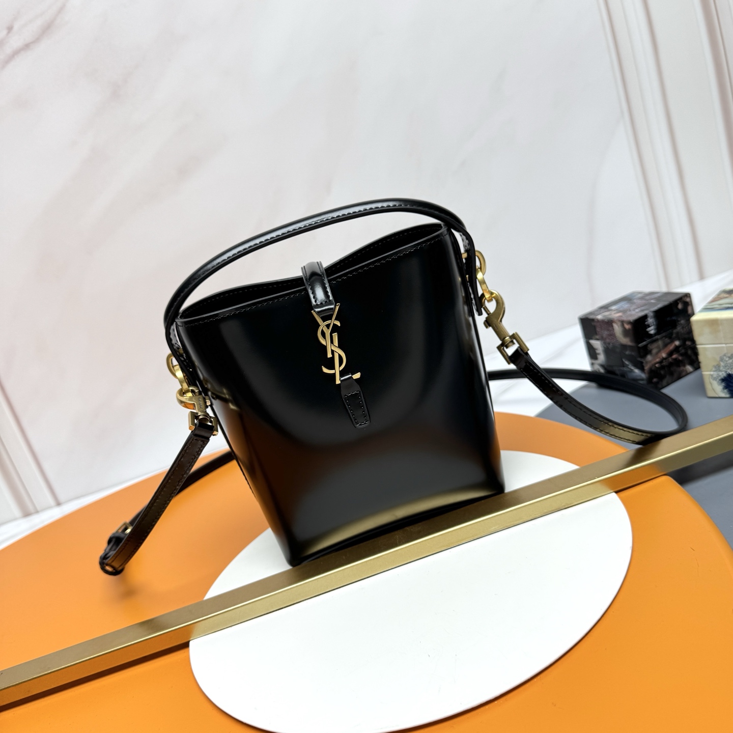 Saint Laurent mini ◼️◼️550 🌈 Nuevo LE 37 mini bolso de mano de cuero brillante, bolso cubo súper bonito con asa - Nuev…
