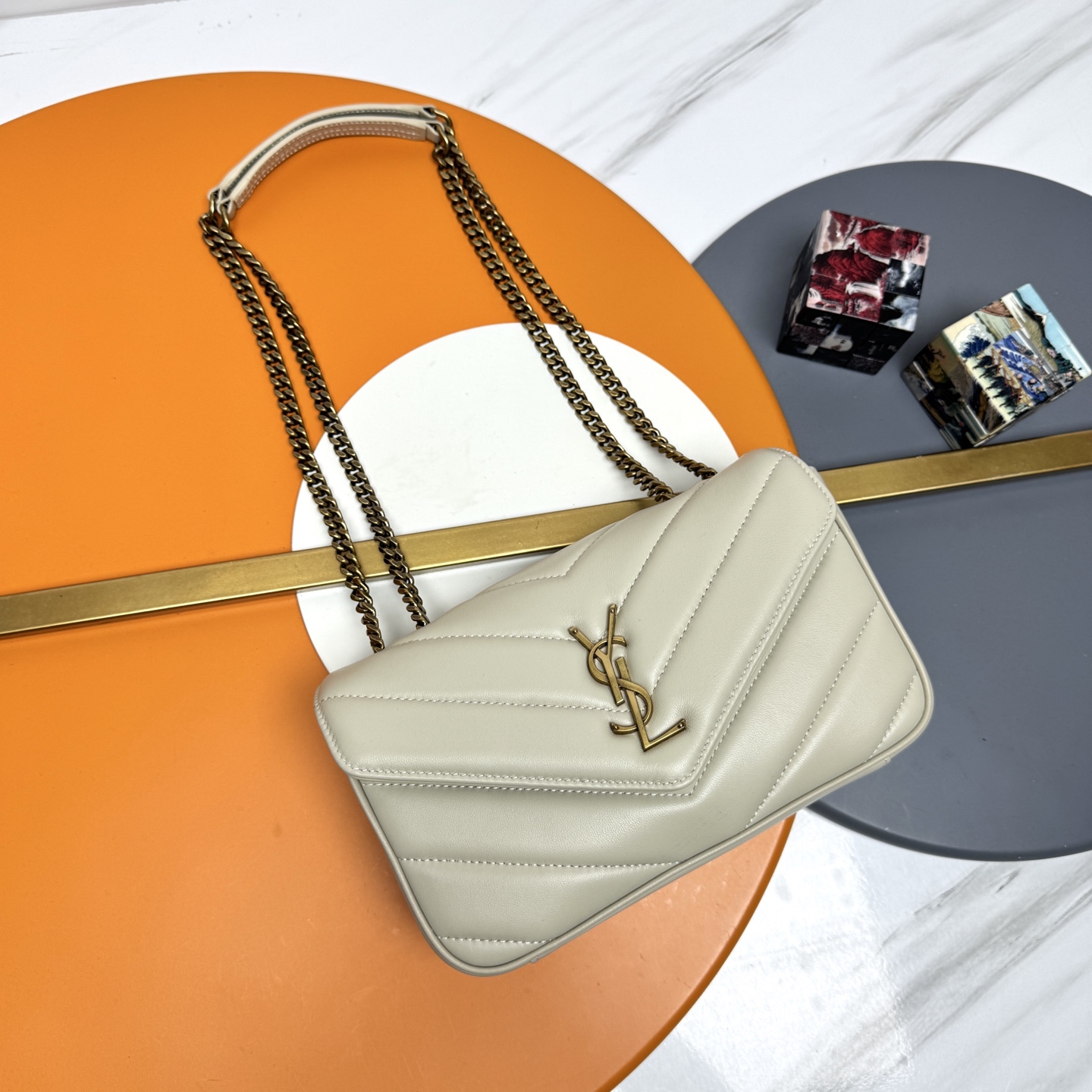 NO:676455,White sheepskin/antique gold 25 early spring new LouLou small size, delicate and high-end texture!  The sheepskin feels soft and soft, and the new version of the sheepskin is very shiny and comes with a detachable card holder. It is equipped with a sliding chain. Double chain design, multiple carrying methods, you can choose according to your own needs. The new version of the sheepskin has been additionally coated, which is not only more durable, but also more glossy, making the entire bag extra delicate and beautiful!  A must-have item for fashionable girls Model 801437 [original leather] Size 24x14x7cm, saint laurent, saint laurent, sheepskin19860909白色羊皮/古金 25早春新款LouLou小号,质感细腻高级！羊皮手感柔柔软软的,新版羊皮很有光泽感、配有可拆卸卡包.搭配滑动式链条.双链条设计,多种背携方式,可以根据自己的需求来选择.新版羊皮另外做了涂层处理,不仅更耐用,更有光泽感,显的整个包都格外精致,美丽！时髦女孩必备单品 型号801437【原厂皮】 尺寸24x14x7cm,圣罗兰,saint laurent,sheepskin,Bag