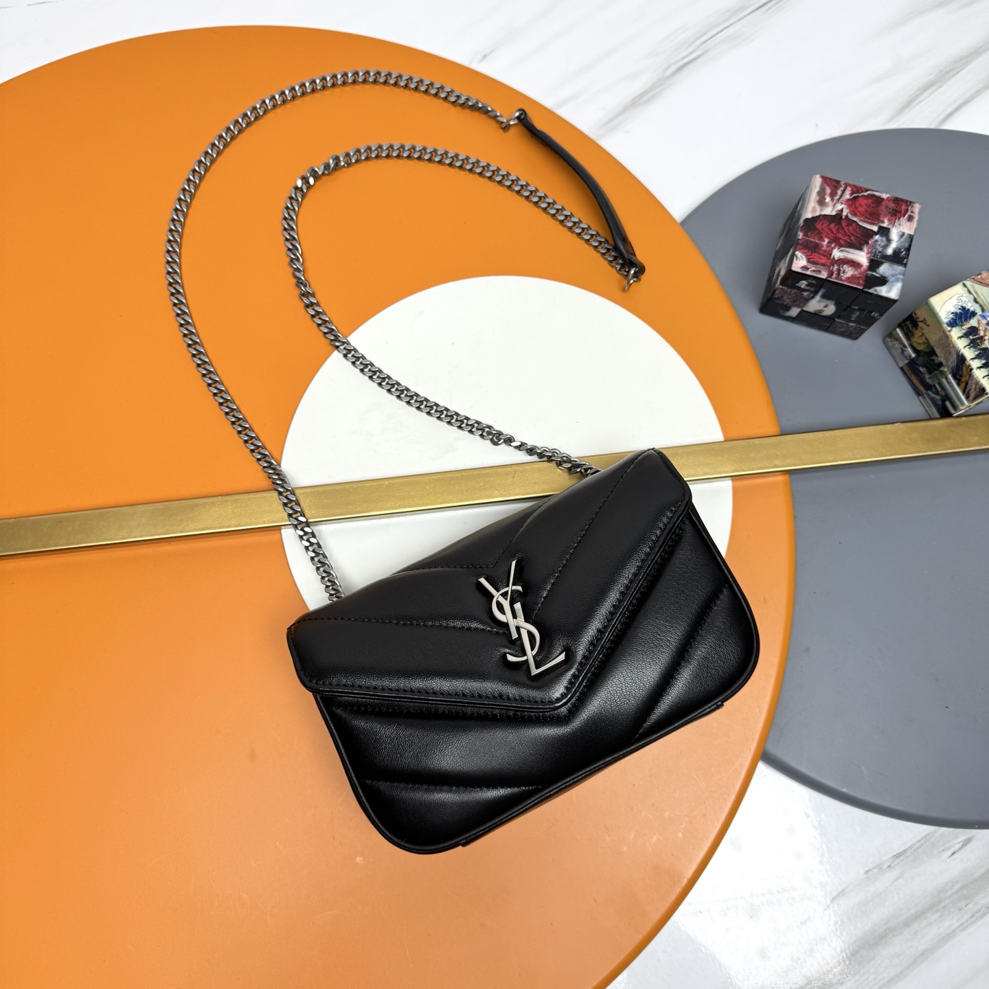 NO:676471,Black sheepskin/antique silver 25 early spring new LouLou mini, delicate and high-end texture!  The sheepskin feels soft and soft, and the new version of the sheepskin is very shiny and comes with a detachable card holder. It is equipped with a sliding chain. Double chain design, multiple carrying methods, you can choose according to your own needs. The new version of the sheepskin has been additionally coated, which is not only more durable, but also more glossy, making the entire bag extra delicate and beautiful!  A must-have item for fashionable girls Model 821749 [original leather] Size 20x12x6cm, saint laurent, saint laurent, sheepskin19860909黑色羊皮/古银 25早春新款LouLou迷你,质感细腻高级！羊皮手感柔柔软软的,新版羊皮很有光泽感、配有可拆卸卡包.搭配滑动式链条.双链条设计,多种背携方式,可以根据自己的需求来选择.新版羊皮另外做了涂层处理,不仅更耐用,更有光泽感,显的整个包都格外精致,美丽！时髦女孩必备单品 型号821749【原厂皮】 尺寸20x12x6cm,圣罗兰,saint laurent,sheepskin,Bag