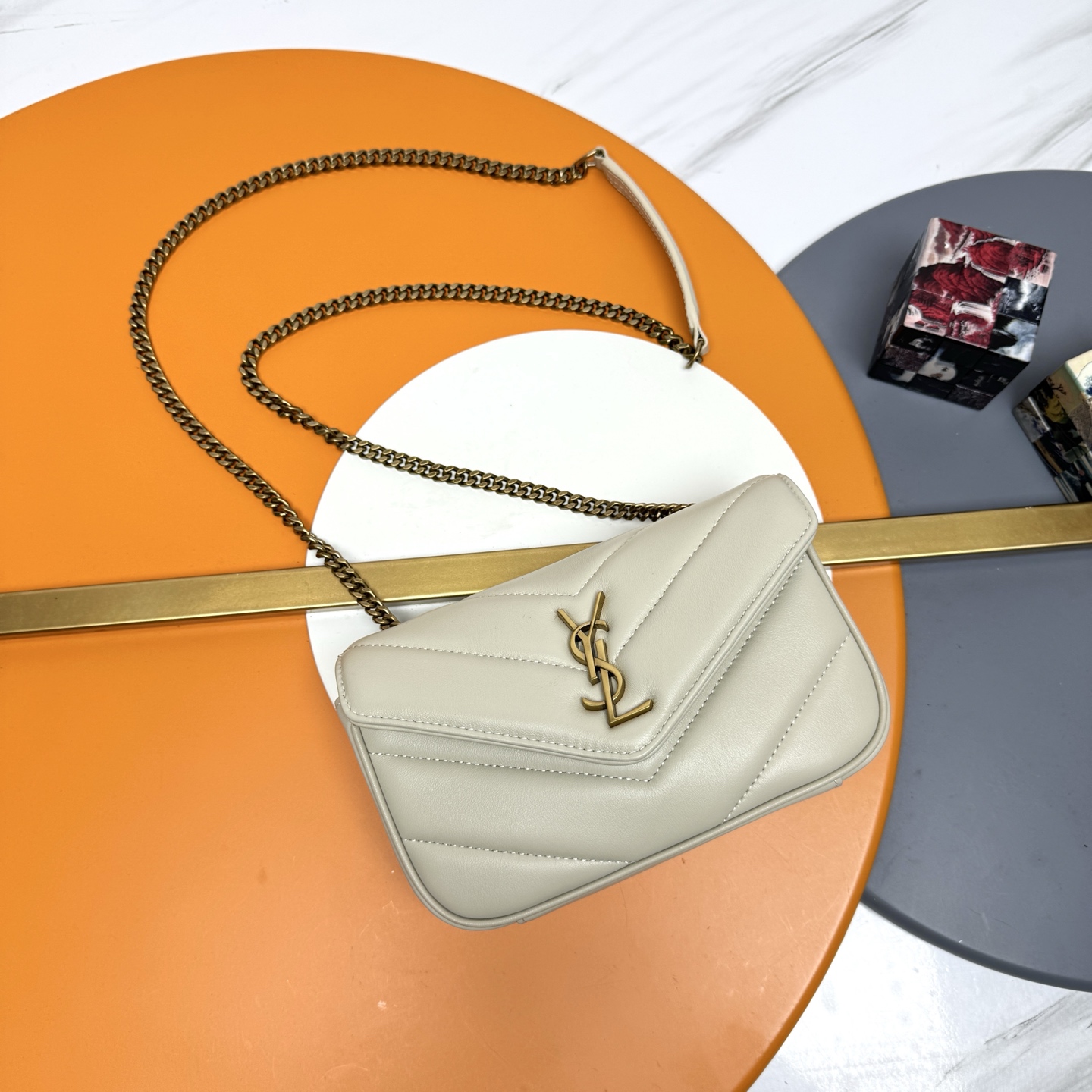 NO:676473,White sheepskin/old gold 25 early spring new LouLou mini, delicate and high-end texture!  The sheepskin feels soft and soft, and the new version of the sheepskin is very shiny and comes with a detachable card holder. It is equipped with a sliding chain. Double chain design, multiple carrying methods, you can choose according to your own needs. The new version of the sheepskin has been additionally coated, which is not only more durable, but also more glossy, making the entire bag extra delicate and beautiful!  A must-have item for fashionable girls Model 821749 [original leather] Size 20x12x6cm, saint laurent, saint laurent, sheepskin19860909白色羊皮/古金 25早春新款LouLou迷你,质感细腻高级！羊皮手感柔柔软软的,新版羊皮很有光泽感、配有可拆卸卡包.搭配滑动式链条.双链条设计,多种背携方式,可以根据自己的需求来选择.新版羊皮另外做了涂层处理,不仅更耐用,更有光泽感,显的整个包都格外精致,美丽！时髦女孩必备单品 型号821749【原厂皮】 尺寸20x12x6cm,圣罗兰,saint laurent,sheepskin,Bag