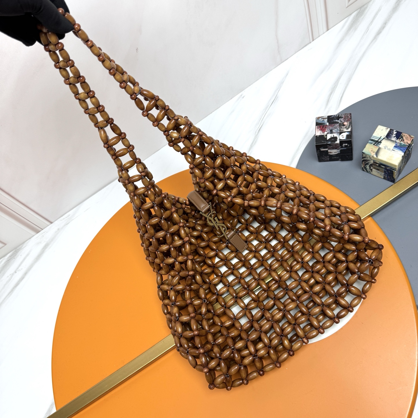 LE 5A7 bolso tejido a mano P Este bolso de madera tejida es un tesoro de verano. El diseño es simple y elegante, la art…