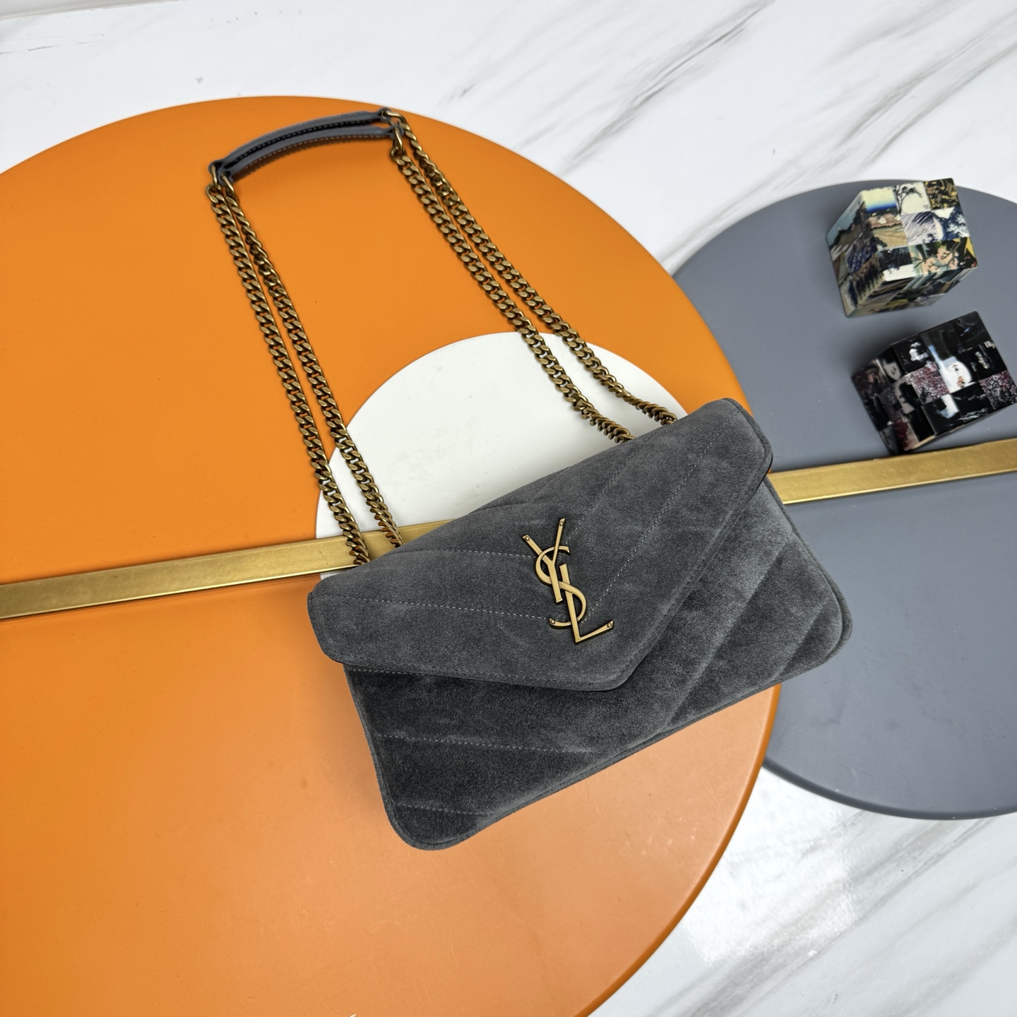 NO:676467,Frosted gray/gold 25 early spring new LouLou small size, delicate and high-end texture!  The suede leather feels soft and shiny, and comes with a detachable card holder. It comes with a sliding chain. Double chain design, multiple carrying methods, you can choose according to your own needs. The new version of sheepskin has been additionally coated, which is not only more durable, but also more shiny, making the entire bag extra delicate and beautiful!  A must-have item for fashionable girls Model 801437 [original leather] Size 24x14x7cm, saint laurent, saint laurent, sheepskin, chamois leather19860909磨砂灰色/金 25早春新款LouLou小号,质感细腻高级！麂皮手感柔柔软软的,很有光泽感、配有可拆卸卡包.搭配滑动式链条.双链条设计,多种背携方式,可以根据自己的需求来选择.新版羊皮另外做了涂层处理,不仅更耐用,更有光泽感,显的整个包都格外精致,美丽！时髦女孩必备单品 型号801437【原厂皮】 尺寸24x14x7cm,圣罗兰,saint laurent,sheepskin,chamois leather,Bag