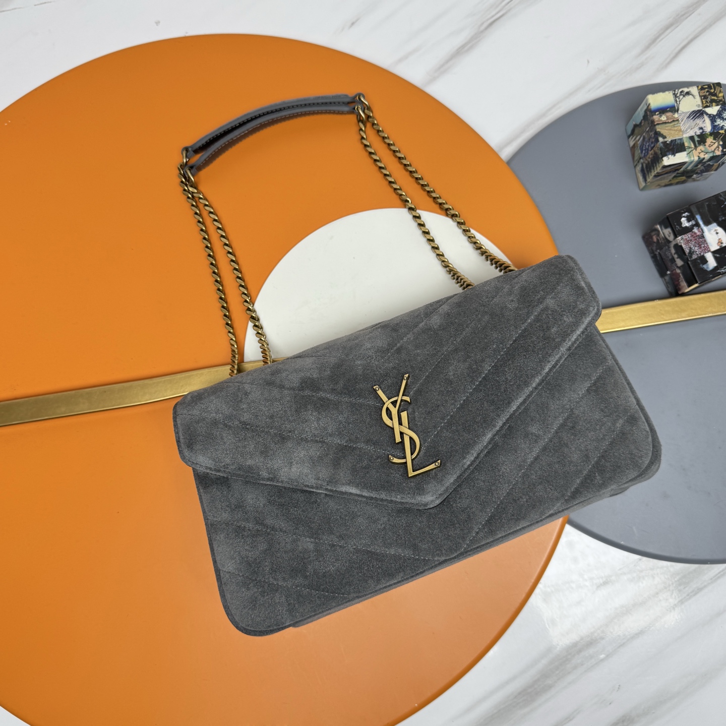 NO:676461,Frosted gray/gold 25 early spring new LouLou small size, delicate and high-end texture!  The suede leather feels soft and shiny, and comes with a detachable card holder. It comes with a sliding chain. Double chain design, multiple carrying methods, you can choose according to your own needs. The new version of sheepskin has been additionally coated, which is not only more durable, but also more shiny, making the entire bag extra delicate and beautiful!  A must-have item for fashionable girls Model 801439 [original leather] Size 29x17x8cm, saint laurent, saint laurent, sheepskin, chamois leather19860909磨砂灰色/金 25早春新款LouLou小号,质感细腻高级！麂皮手感柔柔软软的,很有光泽感、配有可拆卸卡包.搭配滑动式链条.双链条设计,多种背携方式,可以根据自己的需求来选择.新版羊皮另外做了涂层处理,不仅更耐用,更有光泽感,显的整个包都格外精致,美丽！时髦女孩必备单品 型号801439【原厂皮】 尺寸29x17x8cm,圣罗兰,saint laurent,sheepskin,chamois leather,Bag