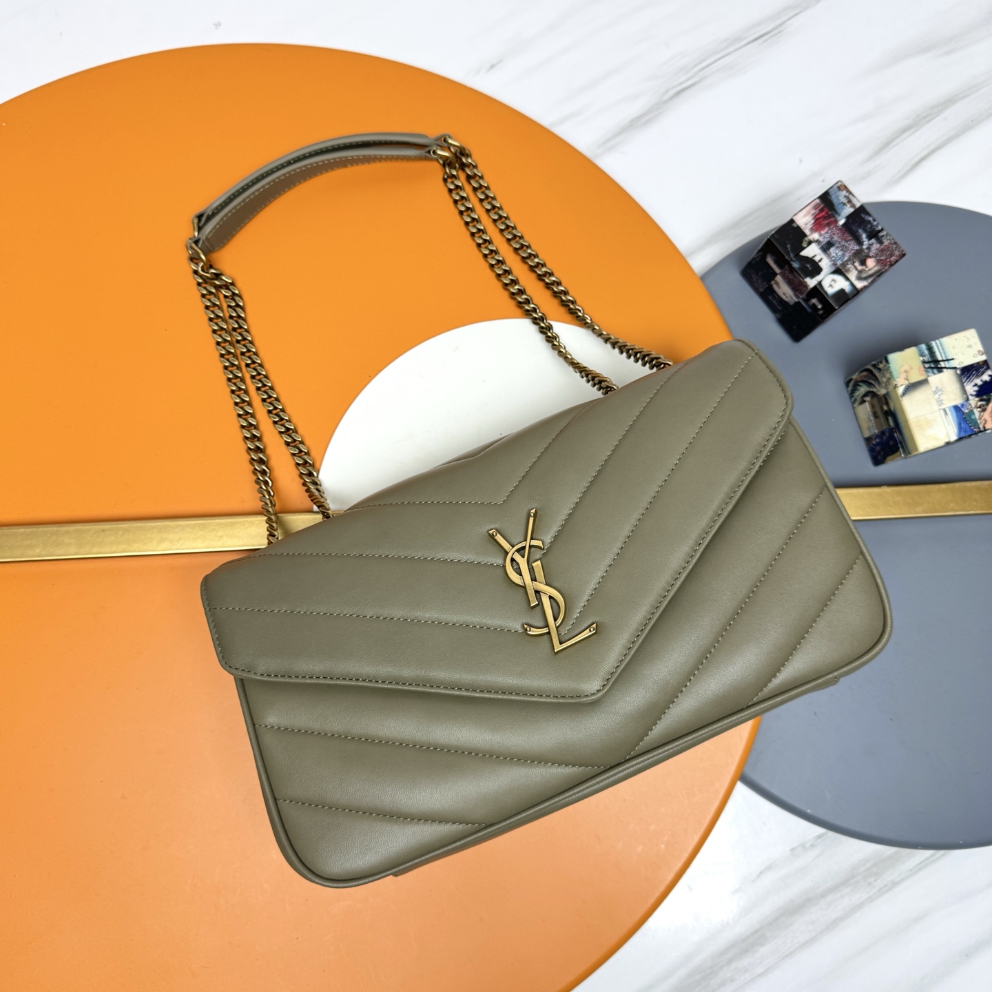 NO:676463,Moss green/sheepskin/old gold 25 early spring new LouLou medium size, delicate and high-end texture!  The sheepskin feels soft and soft, and the new version of the sheepskin is very shiny and comes with a detachable card holder. It is equipped with a sliding chain. Double chain design, multiple carrying methods, you can choose according to your own needs. The new version of the sheepskin has been additionally coated, which is not only more durable, but also more glossy, making the entire bag extra delicate and beautiful!  A must-have item for fashionable girls Model 801439 [original leather] Size 29×17×8cm, saint laurent, saint laurent, sheepskin19860909苔藓绿/羊皮/古金 25早春新款LouLou中号,质感细腻高级！羊皮手感柔柔软软的,新版羊皮很有光泽感、配有可拆卸卡包.搭配滑动式链条.双链条设计,多种背携方式,可以根据自己的需求来选择.新版羊皮另外做了涂层处理,不仅更耐用,更有光泽感,显的整个包都格外精致,美丽！时髦女孩必备单品 型号801439【原厂皮】 尺寸29×17×8cm,圣罗兰,saint laurent,sheepskin,Bag