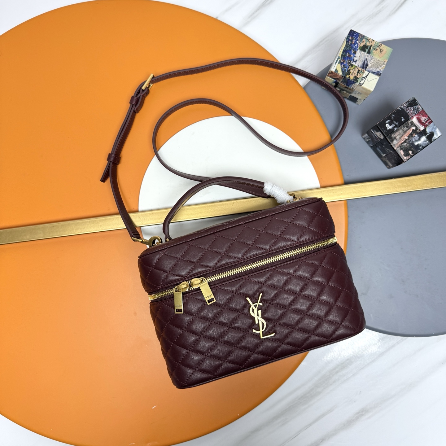 NO:676482,Original leather, exclusive for high-quality products. The latest popular giant cosmetic bag. The large gaby with sheepskin texture is also the same style as ROSE. It has large space and can be carried on one shoulder or cross-body. The box style is versatile and fashionable. The wrap-around zipper clutch is decorated with  and diamond-quilted overstitching, sheepskin lining, bronze hardware, zip closure, one card slot, this versatile piece comes with leather top handles and an adjustable, detachable shoulder strap that can be worn over the shoulder or cross-body. Model 851572 Dimensions: 22.5x15x8cm, saint laurent, saint laurent, cosmetic bags & cases, handbag, sheepskin19860909原厂皮、精品专供 最新爆款巨无霸化妆包 羊皮质感的大gaby,也是ROSE同款,空间大,手提单肩斜挎背皆可,盒子款百搭时髦.环绕式拉链手拿包,饰以 和菱形绗缝包缝、羊皮内衬、古铜色配件拉链开合一个卡片槽位、此款多功能单品配有皮革顶部提手和可调节可拆卸肩带、可肩背或斜挎 型号851572 尺寸22.5x15x8cm,圣罗兰,saint laurent,cosmetic bags & cases,handbag,sheepskin,Bag