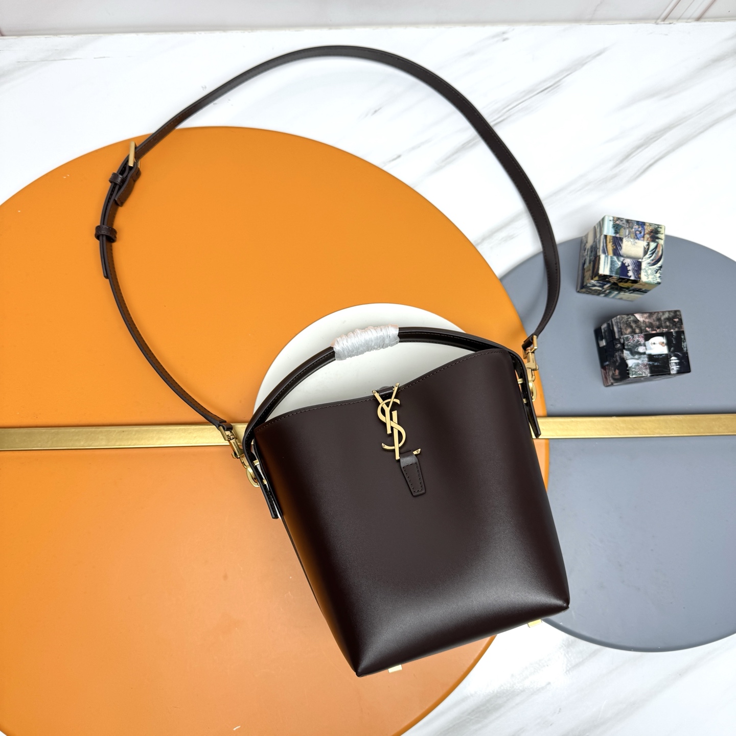 NO:676518,LE 37 Bucket Bag Small_Dark Coffee Super Beautiful Bucket Bag with Handle_New bag type, made of Italian calfskin, the bag has a simple and three-dimensional outline, looks stiff but not too sharp, with a metal foot nail at the bottom, and a plug-in bag buckle with a classic iconic metal logo, giving the overall look a unique temperament that is both classic and elegant, yet very fashionable and modern!  Size 17×20×13cm Model 749036, saint laurent, saint laurent, cowhide19860909LE 37水桶包小号_深咖啡 超好看水桶包 带手提_全新包型,采用意大利小牛皮,包身轮廓简洁、立体,看上去硬挺又不会太凌厉,底部带有个金属脚钉,搭配经典标志性金属logo的插入式包扣,整体给人一种既经典优雅,又很时髦现代的独特气质！ 尺寸17×20×13cm 型号749036,圣罗兰,saint laurent,cowhide,Bag