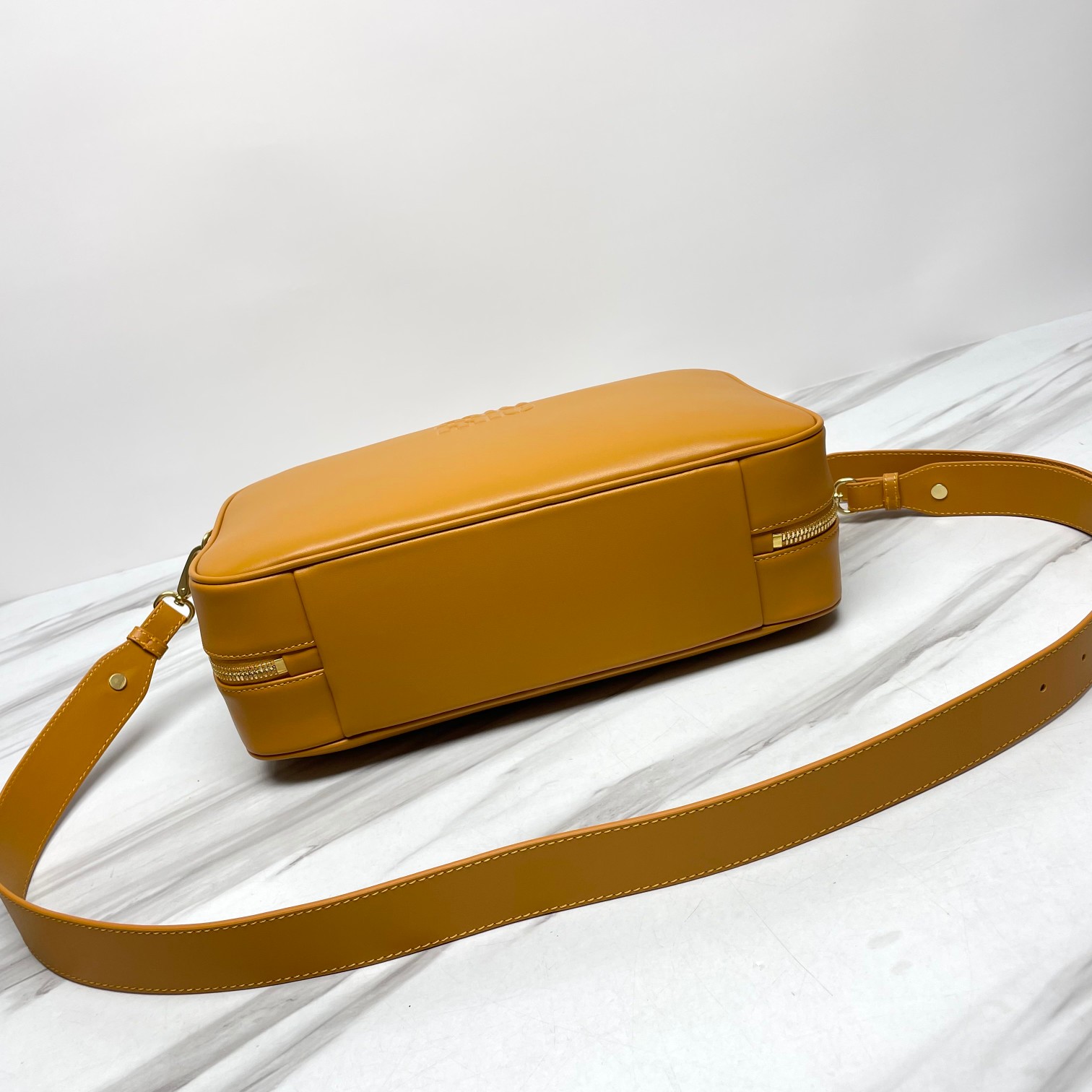 BB117-2DD新版本:MiuMiu新品公文包,采用顶级进口小牛皮,皮质光滑细腻柔软,棉质缎面衬里,这款包包很酷,定格精致的多功能设计 6