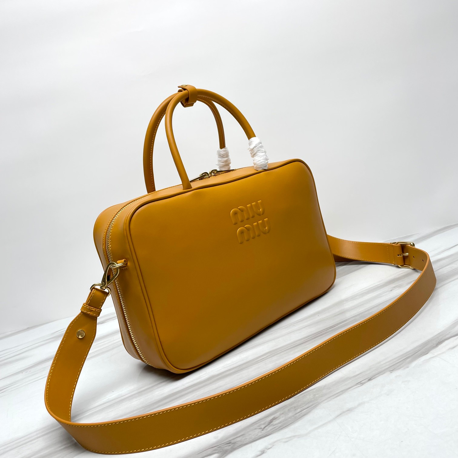 BB117-2DD新版本:MiuMiu新品公文包,采用顶级进口小牛皮,皮质光滑细腻柔软,棉质缎面衬里,这款包包很酷,定格精致的多功能设计 3