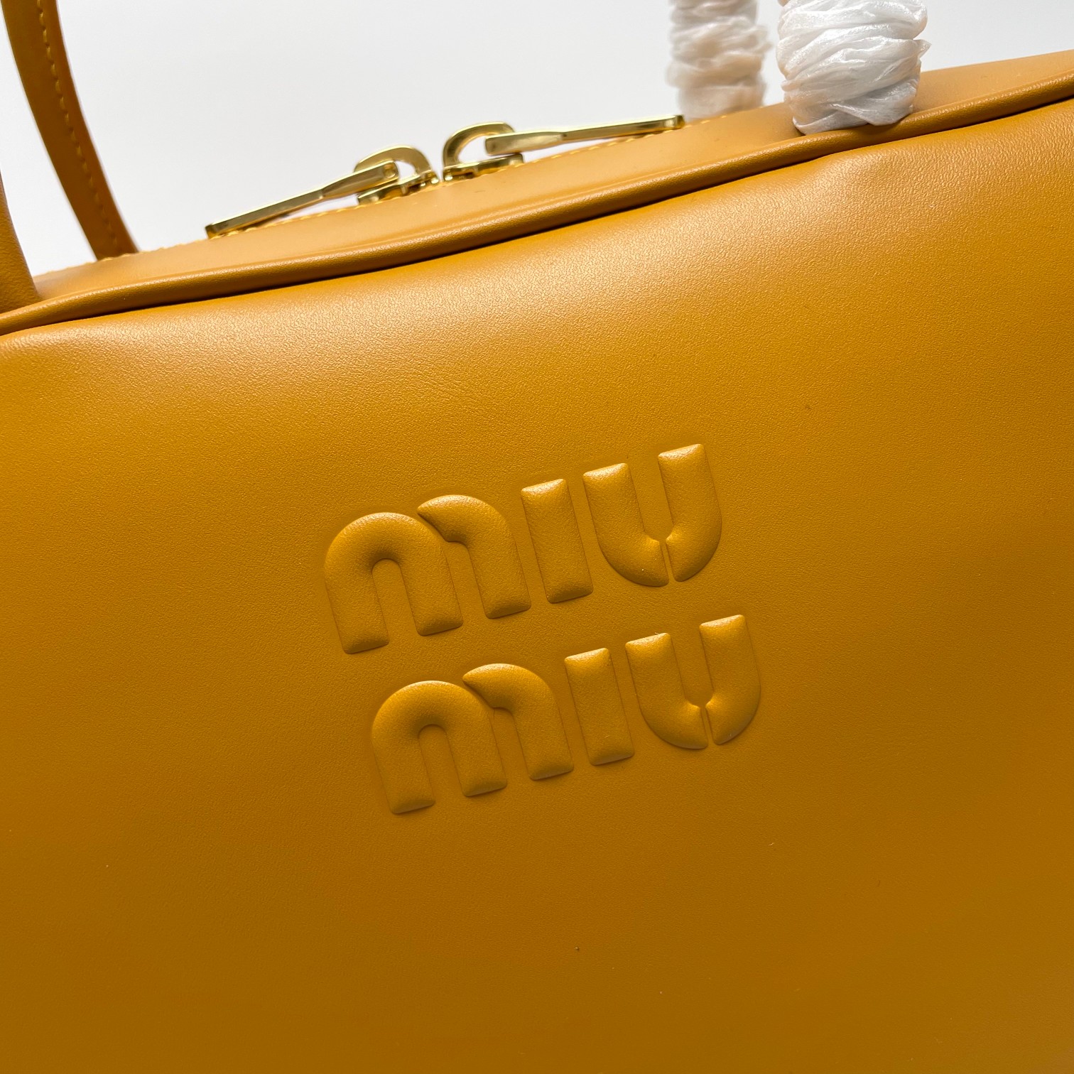 BB117-2DD新版本:MiuMiu新品公文包,采用顶级进口小牛皮,皮质光滑细腻柔软,棉质缎面衬里,这款包包很酷,定格精致的多功能设计 2