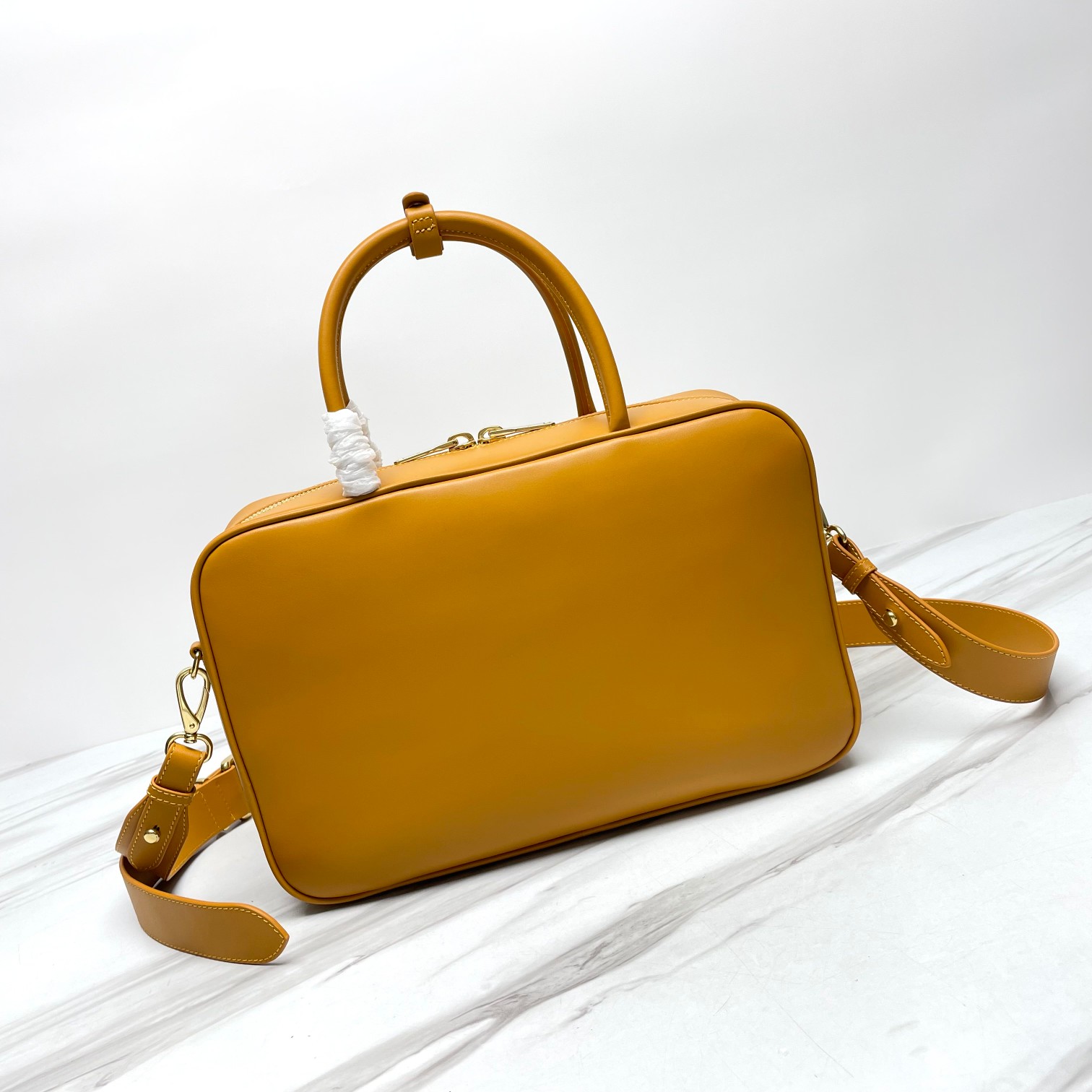 BB117-2DD新版本:MiuMiu新品公文包,采用顶级进口小牛皮,皮质光滑细腻柔软,棉质缎面衬里,这款包包很酷,定格精致的多功能设计 5