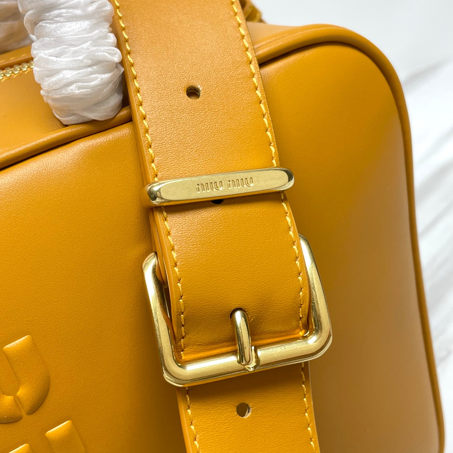 BB117-2DD新版本:MiuMiu新品公文包,采用顶级进口小牛皮,皮质光滑细腻柔软,棉质缎面衬里,这款包包很酷,定格精致的多功能设计 4