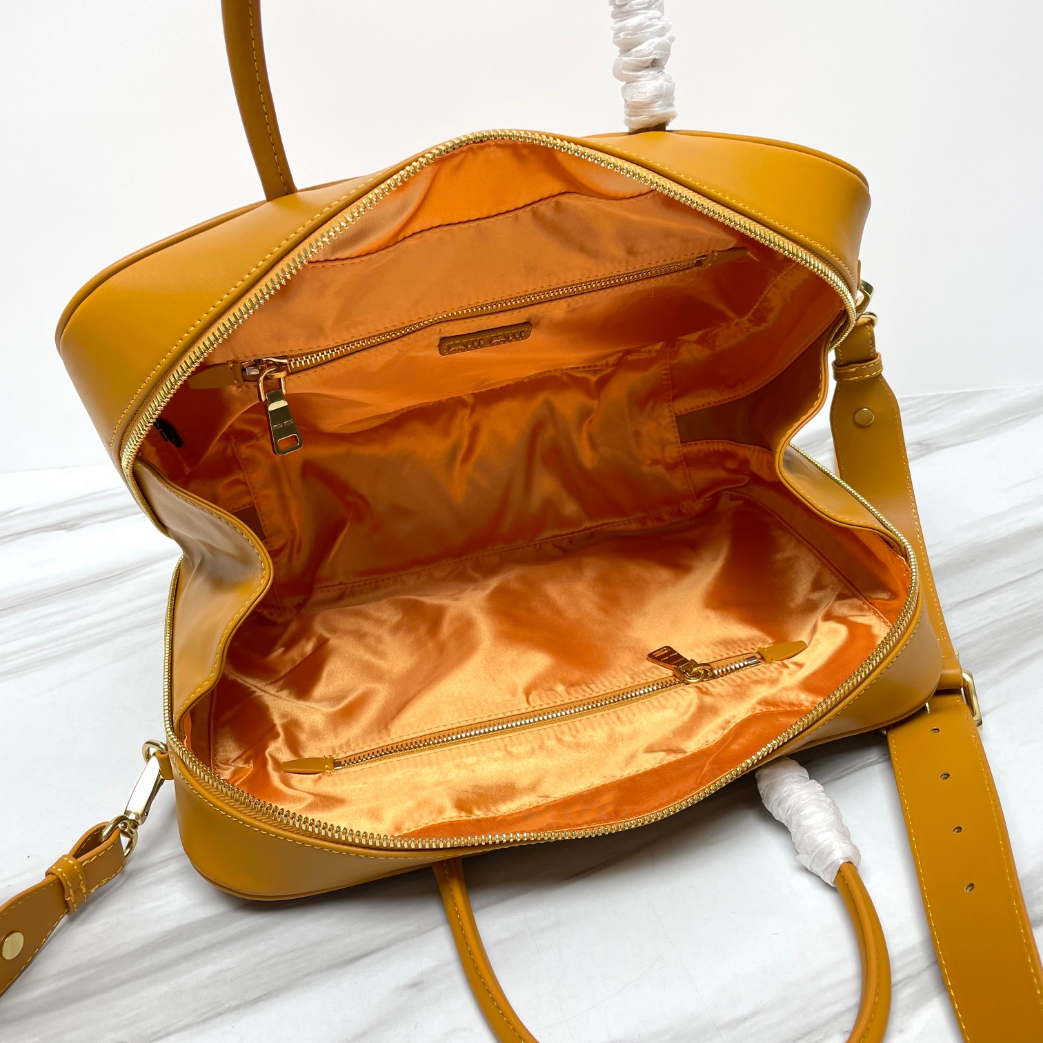 BB117-2DD新版本:MiuMiu新品公文包,采用顶级进口小牛皮,皮质光滑细腻柔软,棉质缎面衬里,这款包包很酷,定格精致的多功能设计 9