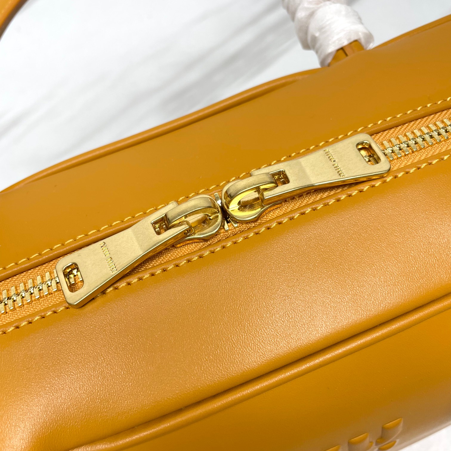 BB117-2DD新版本:MiuMiu新品公文包,采用顶级进口小牛皮,皮质光滑细腻柔软,棉质缎面衬里,这款包包很酷,定格精致的多功能设计 7