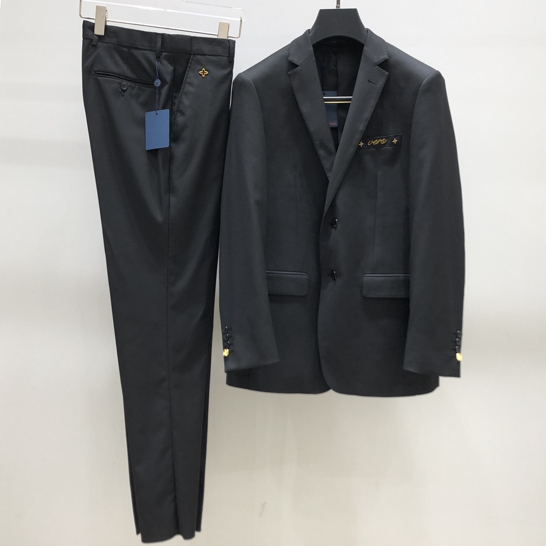   整套,单西,西裤。 LV/驴家 新款黑色西服西装 口袋定制五金金色标识 手袖品牌金色标识LOGO纽扣