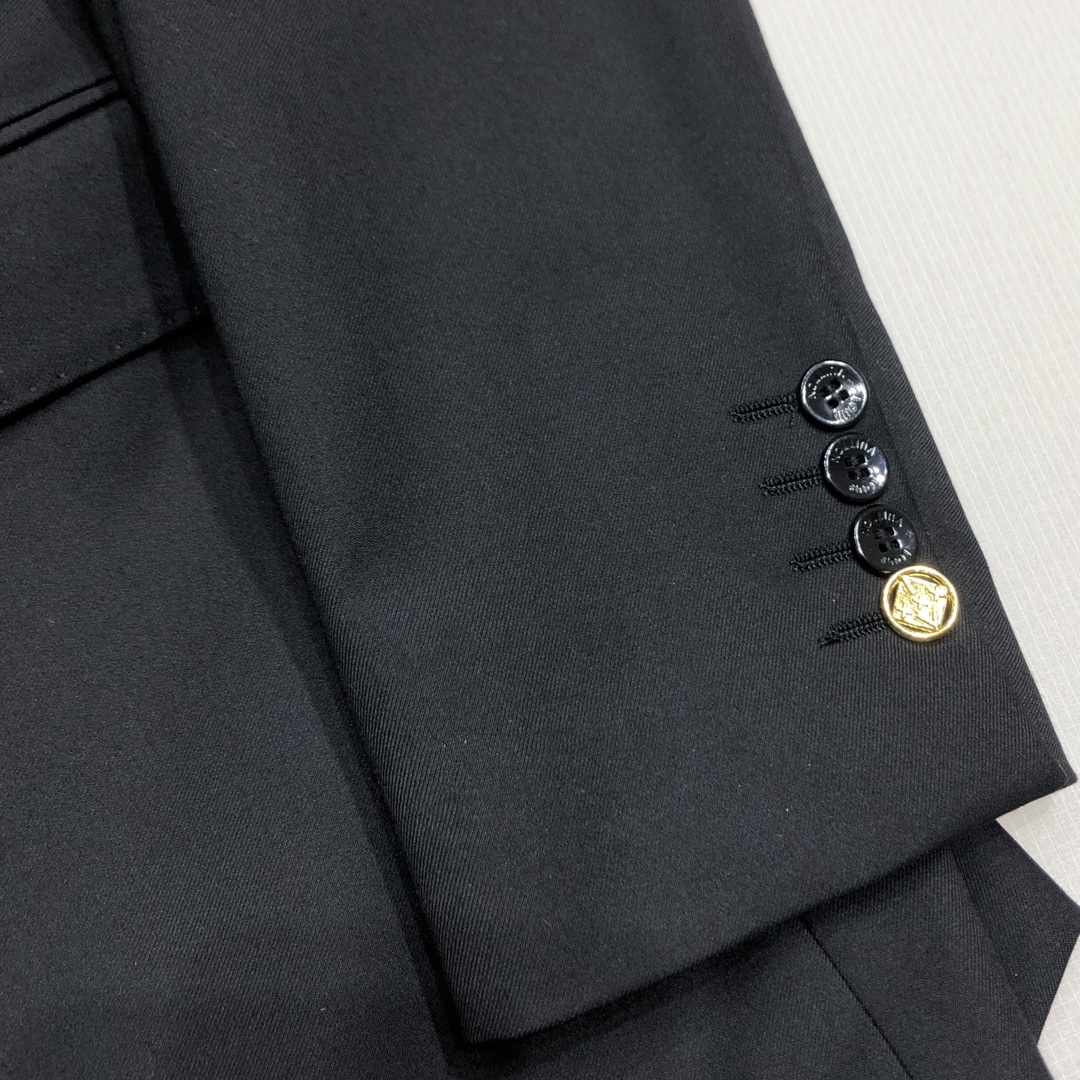   整套,单西,西裤。 LV/驴家 新款黑色西服西装 口袋定制五金金色标识 手袖品牌金色标识LOGO纽扣