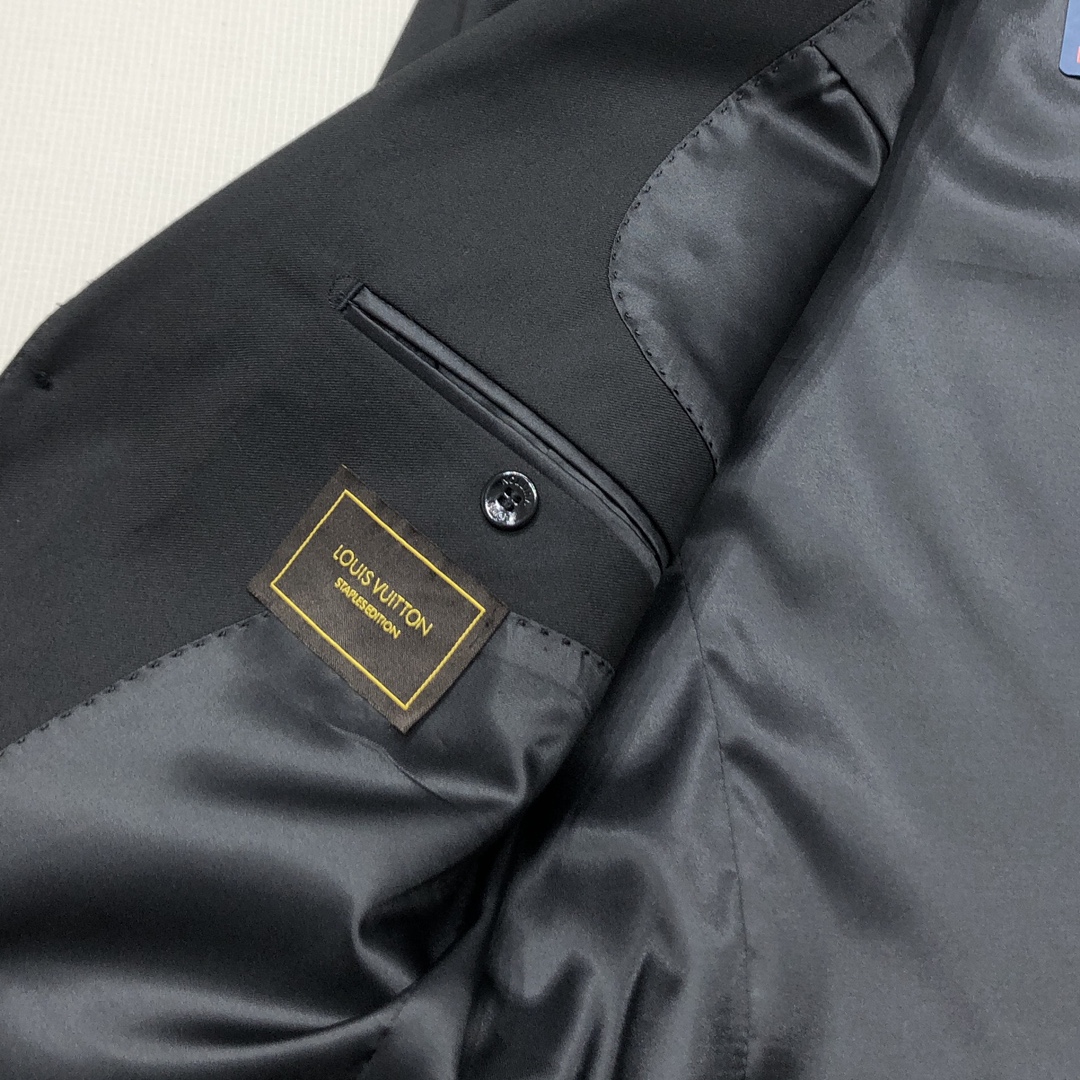   整套,单西,西裤。 LV/驴家 新款黑色西服西装 口袋定制五金金色驴家专属标识 手袖品牌金色标识LO