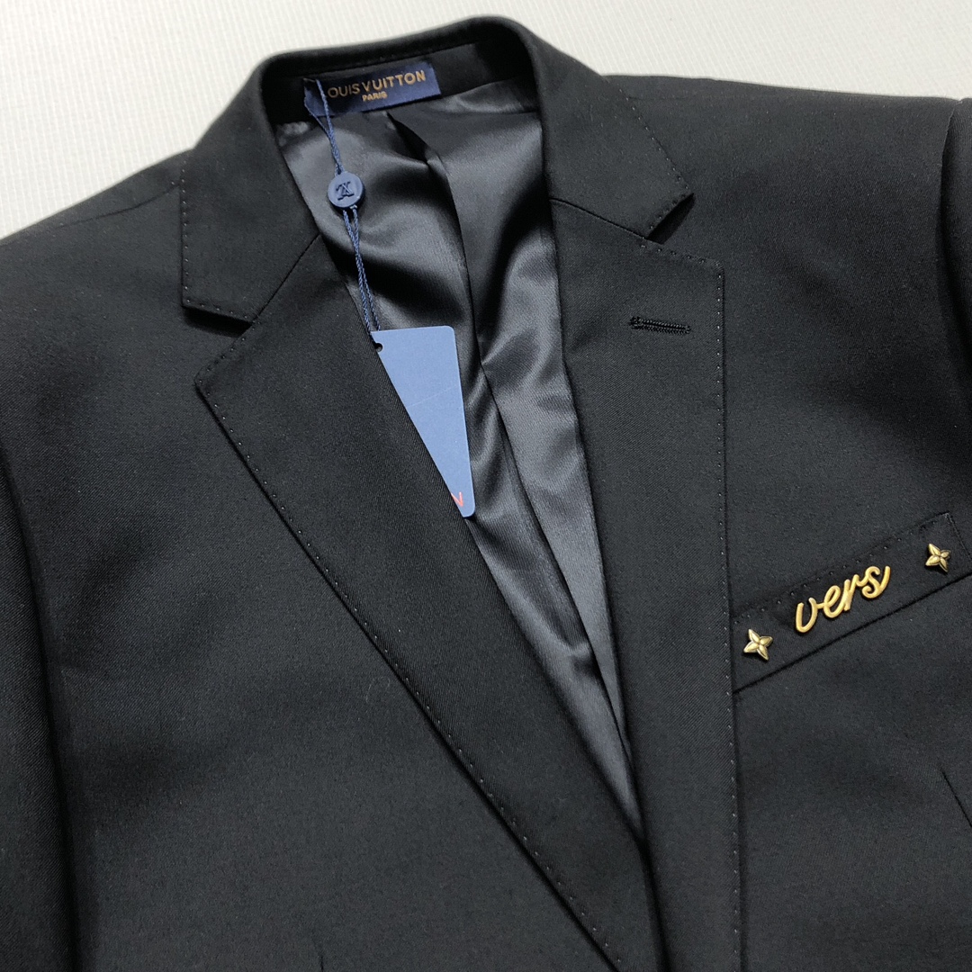   整套,单西,西裤。 LV/驴家 新款黑色西服西装 口袋定制五金金色驴家专属标识 手袖品牌金色标识LO