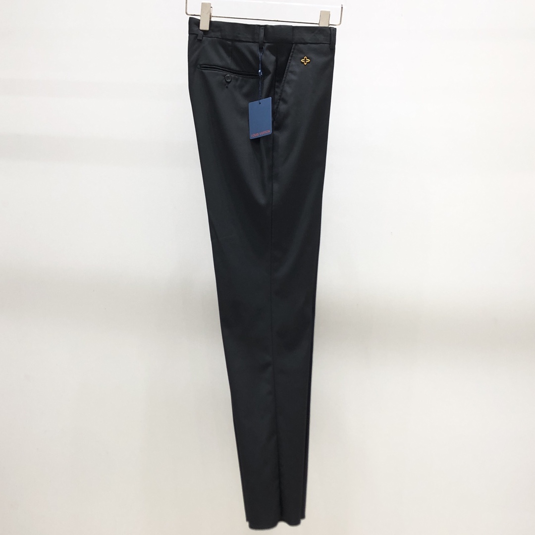   整套,单西,西裤。 LV/驴家 新款黑色西裤西装 口袋定制五金小花专属标识 很有力的彰显了品牌特质 