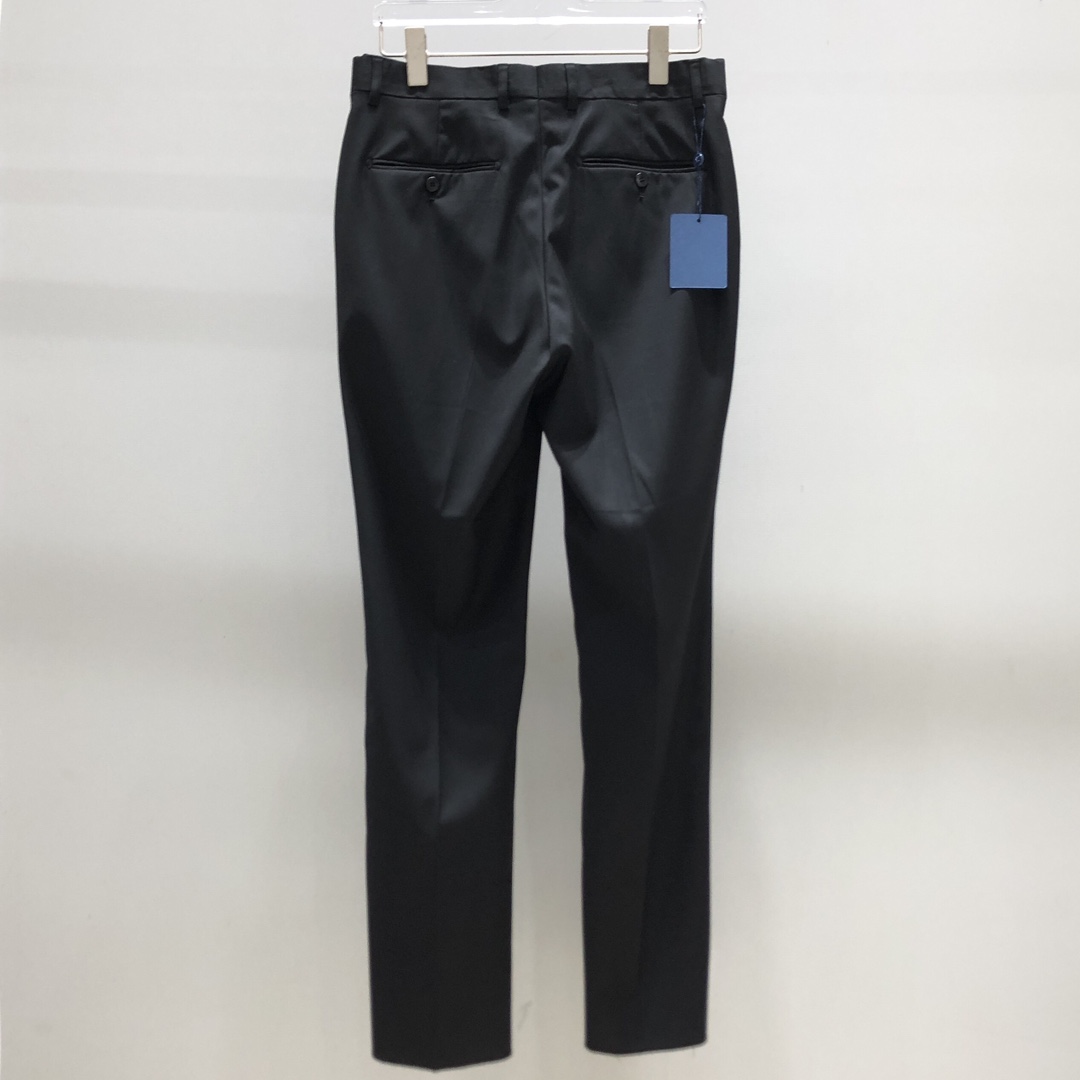   整套,单西,西裤。 LV/驴家 新款黑色西裤西装 口袋定制五金小花专属标识 很有力的彰显了品牌特质 