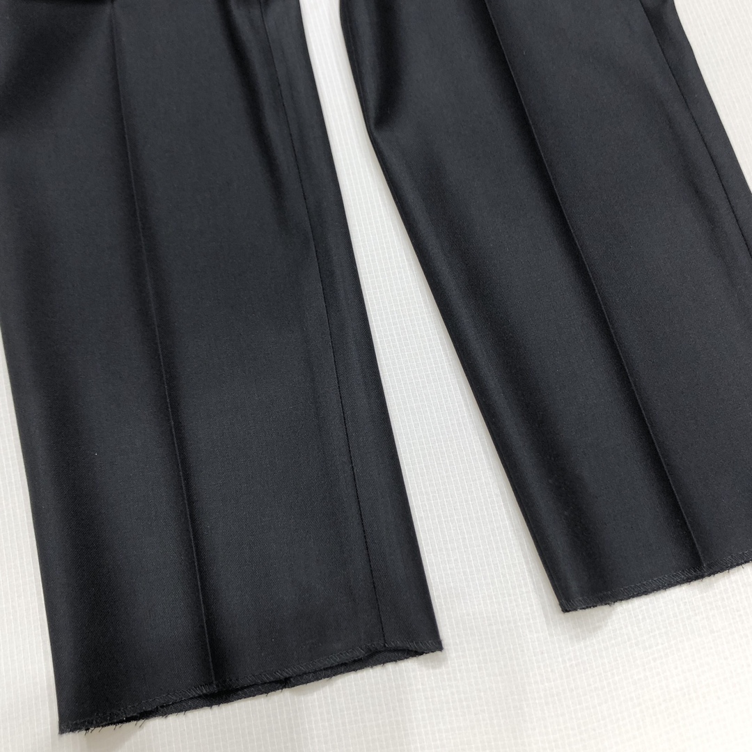   整套,单西,西裤。 LV/驴家 新款黑色西裤西装 口袋定制五金小花专属标识 很有力的彰显了品牌特质 