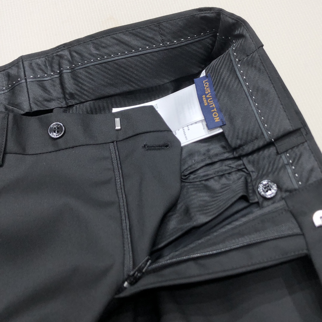   整套,单西,西裤。 LV/驴家 新款黑色西裤西装 口袋定制五金小花专属标识 很有力的彰显了品牌特质 