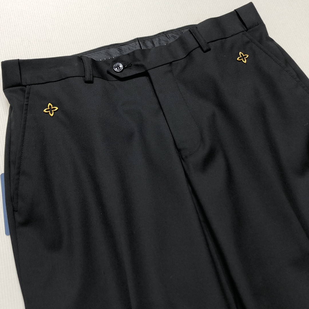   整套,单西,西裤。 LV/驴家 新款黑色西裤西装 口袋定制五金小花专属标识 很有力的彰显了品牌特质 