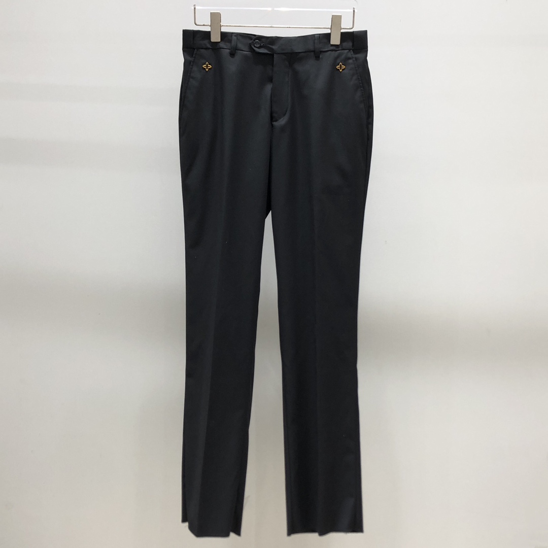   整套,单西,西裤。 LV/驴家 新款黑色西裤西装 口袋定制五金小花专属标识 很有力的彰显了品牌特质 