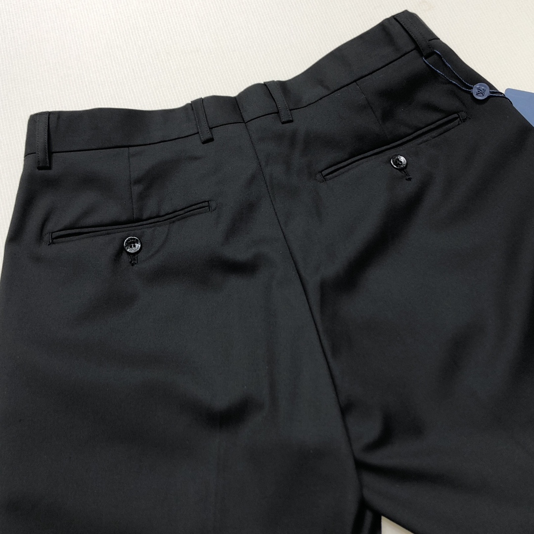   整套,单西,西裤。 LV/驴家 新款黑色西裤西装 口袋定制五金小花专属标识 很有力的彰显了品牌特质 