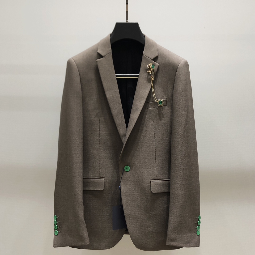 NO:445674,The suit is not sold. LV/Dujia, a masterpiece of the year, a new khaki suit, a pocket custom hardware, an emerald chain, a luxury, a hand sleeve brand's iconic green logo LOGO button, which strongly demonstrates the brand's characteristics. The whole body shape still follows the aesthetic tone of VDengjia, bringing the ascetic minimalist style to the extreme, a complex craft concept and pattern LOGO tout the public, and only uses high-quality fabrics, excellent tailoring and exquisite craftsmanship to please the public. Number 46-56 is exclusively available,, louis vuitton, louis vuitton, louis vuitton, business suit, alexander wang19860909套不拆卖. LV/驴家 开年钜作 新款卡其色西服西装 口袋定制五金 绿宝石链条彰显奢华 手袖品牌标志性绿色标识LOGO纽扣 很有力的彰显了品牌特质 通体的造型依然沿袭了V登家的美学基调 将禁欲系极简风发挥到极致 繁复的工艺概念和图案 LOGO 来标榜 仅以优质的面料 绝佳的剪裁以及精湛的工艺来取悦大众 码数46-56独家专供,,louis vuitton,louis vuitton,louis vuitton,business suit,alexander wang,Men's clothing