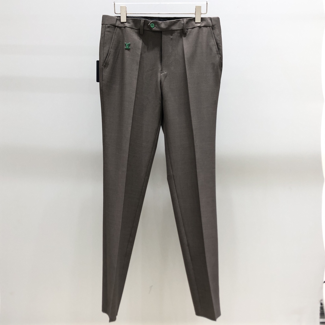 NO:445665,/Set is not sold.LV/Dujia, a masterpiece of the year, a new khaki suit, a pocket custom hardware, an emerald chain, a luxury, a hand sleeve brand's iconic green logo LOGO button, which strongly demonstrates the brand's characteristics. The whole body shape still follows the aesthetic tone of VDengjia, bringing the ascetic minimalist style to the extreme, intricate craftsmanship concepts and patterns LOGO tout, and please the public only with high-quality fabrics, excellent tailoring and exquisite craftsmanship. Exclusively available for 46-56,,louis vuitton,louis vuitton,louis vuitton,business suit,alexander wang19860909/套不拆卖.LV/驴家 开年钜作 新款卡其色西服西装 口袋定制五金 绿宝石链条彰显奢华 手袖品牌标志性绿色标识LOGO纽扣 很有力的彰显了品牌特质 通体的造型依然沿袭了V登家的美学基调 将禁欲系极简风发挥到极致 繁复的工艺概念和图案 LOGO 来标榜 仅以优质的面料 绝佳的剪裁以及精湛的工艺来取悦大众 码数46-56独家专供,,louis vuitton,louis vuitton,louis vuitton,business suit,alexander wang,Men's clothing