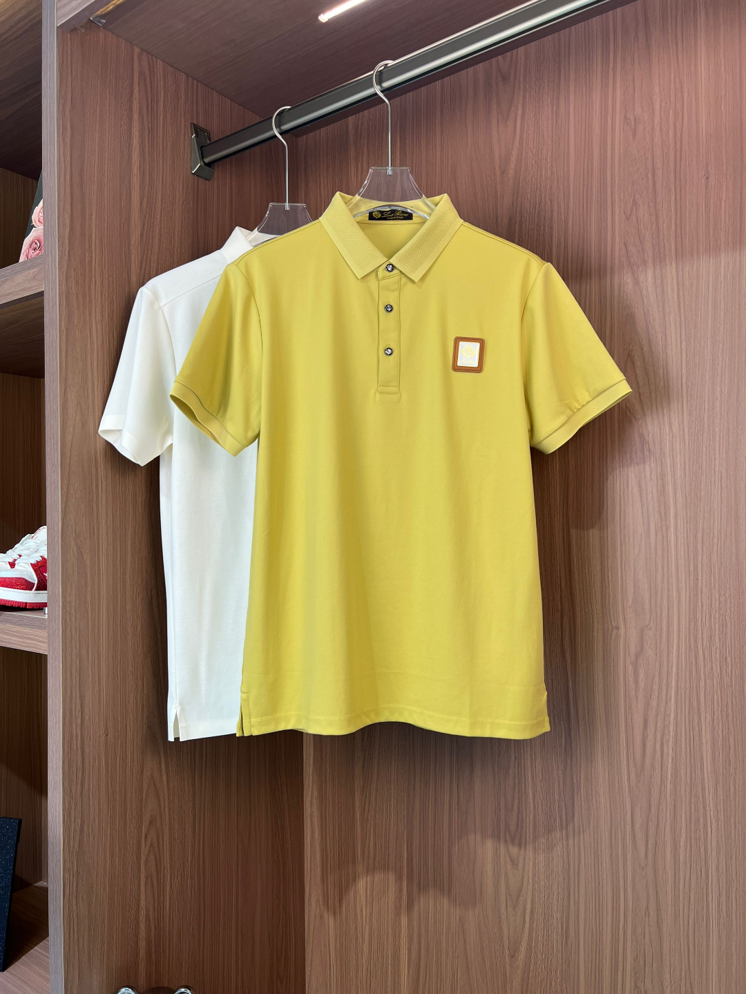 NO:915680,.LP short-sleeved polo shirt decorated with hardware and leather tags on the chest, a must-have new material. The fabric is pima cotton. The upper body is silky, breathable, and has a good luster. It is high-end and textured. The fabric has a high count and guarantees the stiffness of the clothes. Orders in all conditions are highly recommended for spring and summer. Size S-3XL, color black, lemon yellow, loro piana, T-shirt,19860909.LP 胸前五金皮牌修饰短袖polo衫 砸锅卖铁都要上的新款 面料匹马棉 上身丝滑 透气 又有很好的光泽感 高档而显质感 面料的支数高 保证的衣服挺括感 全品相的订单 春夏强烈推荐. 尺码S-3XL 颜色黑色 柠檬黄,,loro piana,T-shirt,,Men's clothing