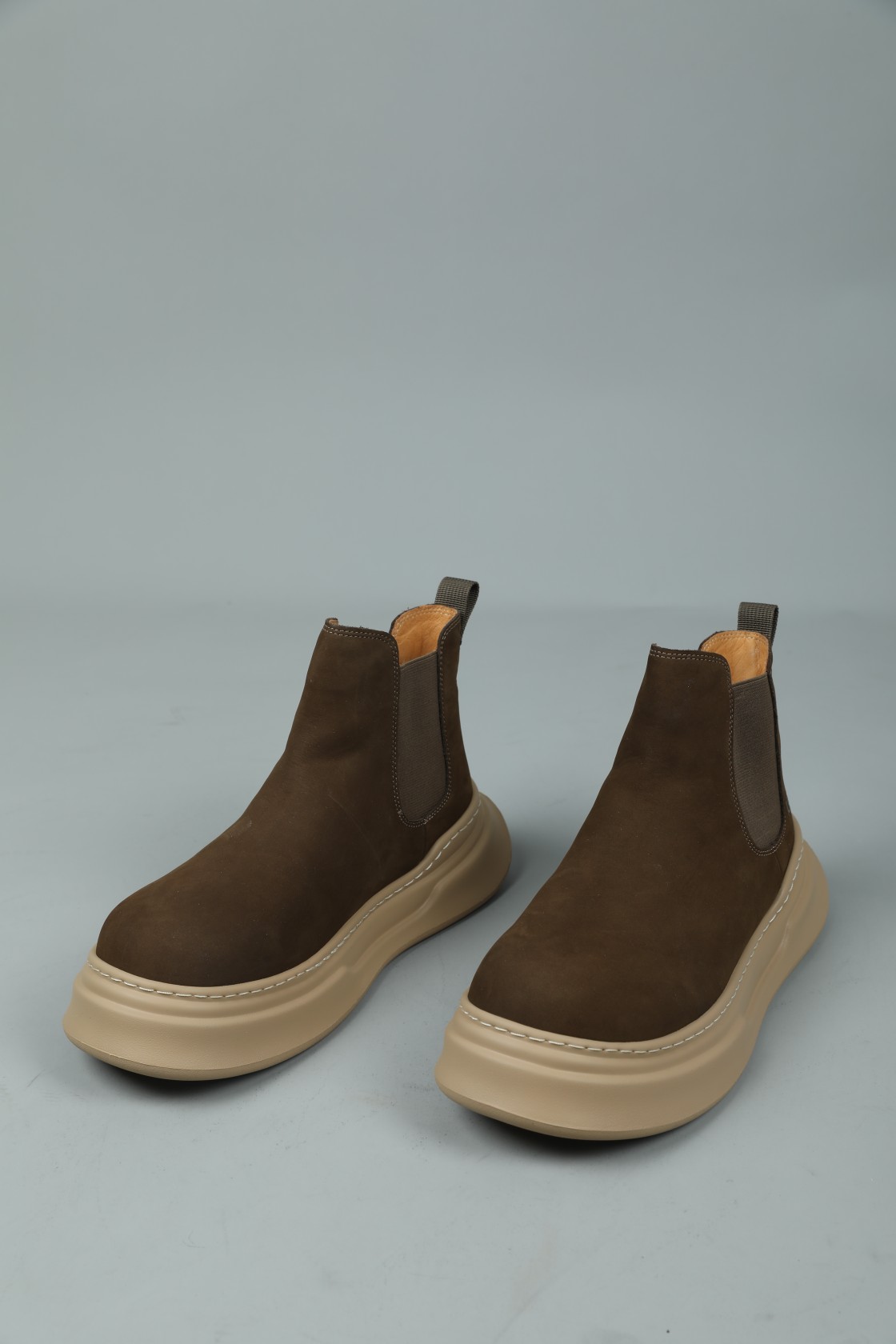 NO:589473,A pair of handsome Martens boots that you want to 'weld' to your feet. The inner sheepskin lining is comfortable and warm. It has better anti-slip performance. High-mercerized frosted cowhide with super comfortable stretch velvet. Fine hand-made stitching to keep your feet warm in the winter. Must be arranged!  Perfect interpretation of the essence of Chelsea. Model size 39-44, boots, cowhide, sheepskin19860909一双帅的想“焊”在脚上的马丁靴 内里羊皮毛一体 舒适保暖 防滑性能更胜一筹 高丝光磨砂牛皮 搭配超舒适弹力绒 手工精细缝线 不冻脚过冬 必须要安排上！ 完美诠释切尔西的精髓 型号 码数39-44,,boots,cowhide,sheepskin,Men's shoes