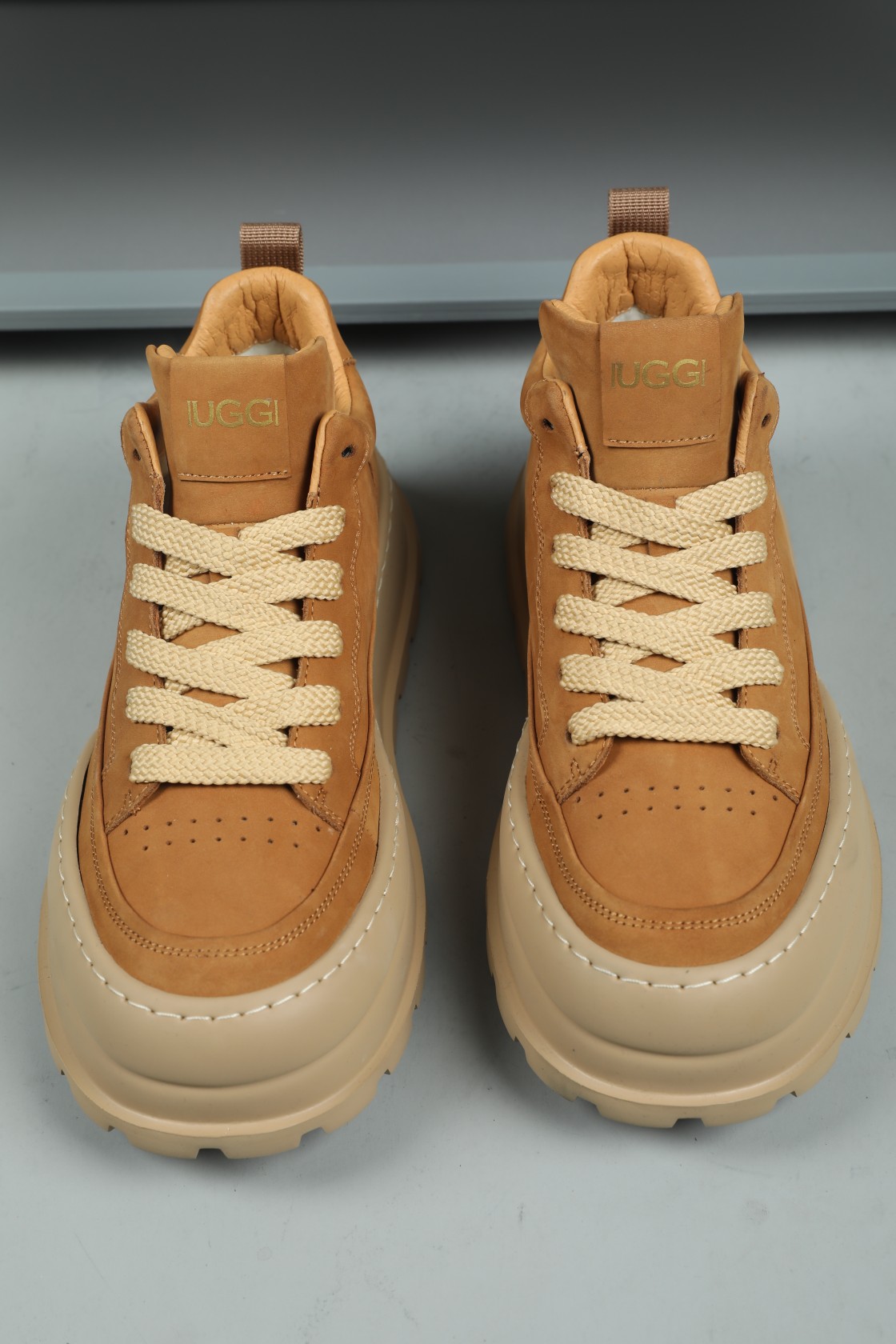 NO:589482,IUGGI casual men's shoes, full of casual feeling, fashionable and versatile, first-layer cowhide, high-end and textured, 4 cm thick rubber outsole, non-slip and wear-resistant, sheepskin lining inside, comfortable and warm, light and shock-absorbing, non-slip and wear-resistant, not bulky on the feet at all, super fashionable model 2176 size39-44,,cowhide,sheepskin19860909IUGGI休闲男鞋 休闲感十足 时尚百搭 头层牛皮 高级又有质感 4厘米加厚橡胶大底 防滑耐磨 内里羊皮毛一体 舒适保暖 轻便减震 防滑耐磨 上脚一点不臃肿 超级洋气 型号 2176 size39-44,,cowhide,sheepskin,Men's shoes