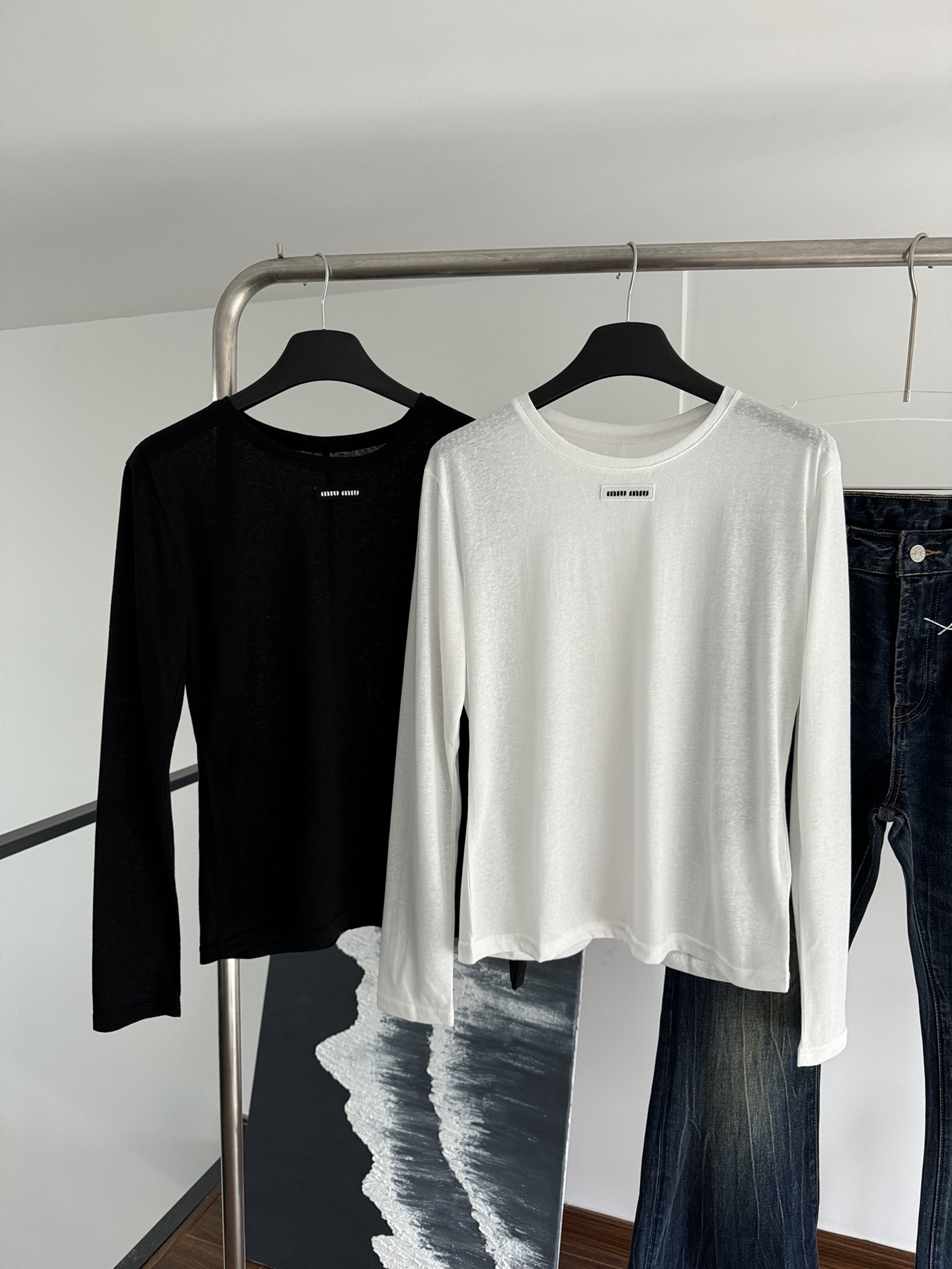 NO:311471,MIUMI* 2025 new product, bamboo joint cotton thin base shirt, long-sleeved T-shirt, can be used as sun protection, air conditioning shirt, and can also be layered!  !  A noble, fashionable and versatile base shirt~ It's so rare!  Hot girl Hong Kong style combed cotton round neck long-sleeved T-shirt base shirt, noble lady wears outfit items, youthful and energetic upper body, simple style to create the most fashionable look. Custom dyed fabrics are full of texture and super skin-friendly. The chest is decorated with iconic details such as the miu inlay logo, which is simply love!  The basic plain color style is slightly loose, and it doesn’t pick on the figure at all. It is easy to control and can be said to be versatile and versatile!  Must-have for daily travel and play color black/white SML, miumiu,tees, t-shirt, alexander wang19860909MIUMI* 2025 新品 竹节棉薄款打底衫长袖T恤,可以做防晒,空调衫,还可以叠穿！！高贵又时髦百搭的打底衫~真是太难得了！辣妹港风精梳棉圆领长袖T恤打底衫,贵气大小姐穿搭单品 ,上身青春有活力,简单的样式穿出最时髦的样子. 定制定染面料,质感十足,超亲肤 胸前饰以miu嵌花徽标等标志性细节,简直是爱了！素色基础款,微宽松版型,完全不挑身材,轻松驾驭,可以说万能百搭！日常出行游玩必备 颜色黑/白 码数SML,,miumiu,tees，t-shirt,alexander wang,Women's clothing