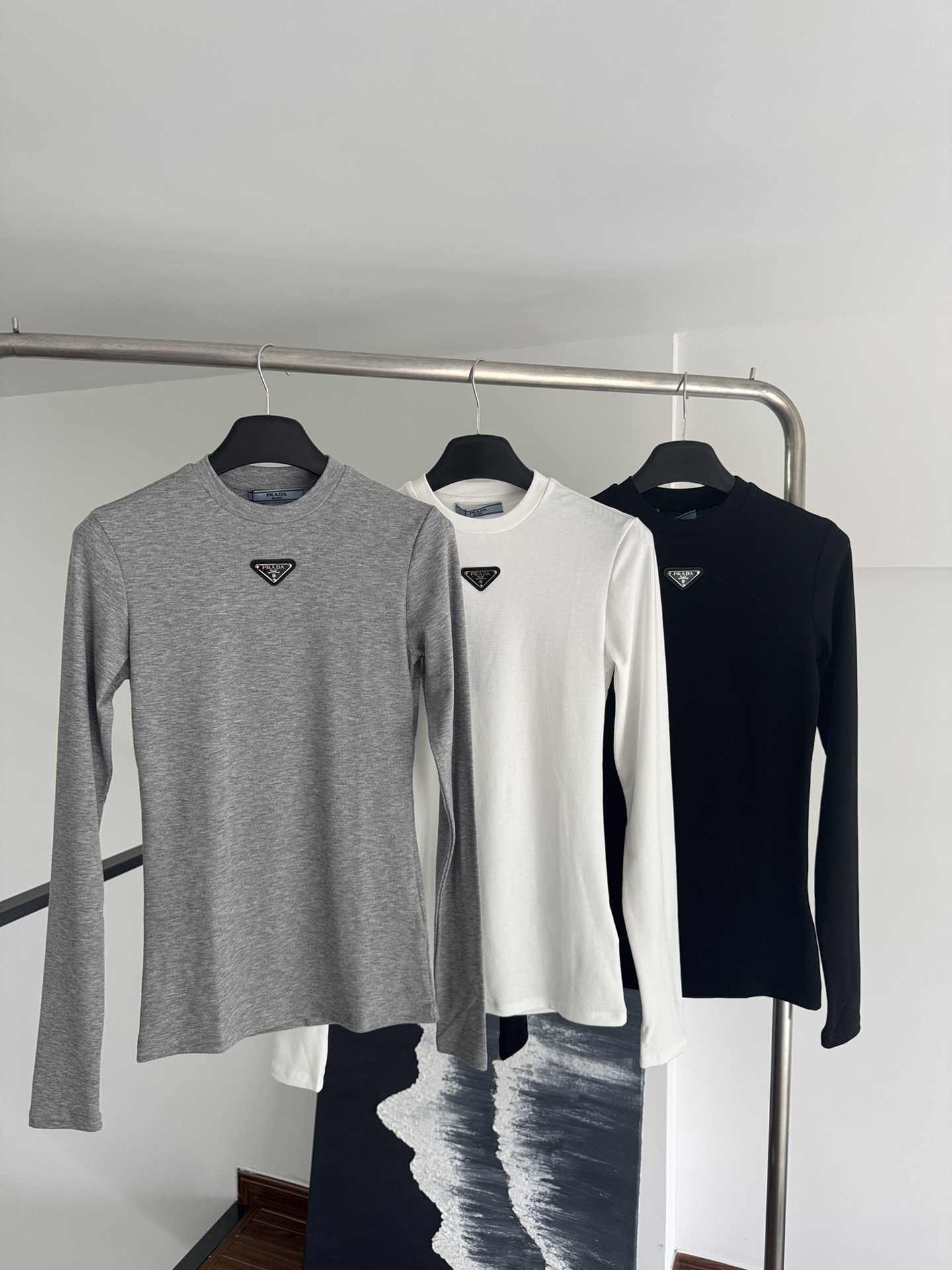 NO:311473,Prad* 2025 Summer New Style High-Stretch Tennis Pure Cotton Triangle Round Neck Long Sleeve T-shirt Base Shirt!  Exclusive high-end production!  A super recommended one!  Good match and very layered!  It uses cotton fabric, which has good elasticity, high elasticity and super comfortable upper body, which is very inclusive to the figure, reduces age and makes you look slim and wears it ~ the clothes feel very textured when you touch it!  It's really easy to wear, with its own slimming attributes, and the kind that can't be taken off!  !  Color gray white black SML, prada,tees, t-shirt,alexander wang19860909Prad* 2025 夏季新款 高弹力天丝纯棉三角标圆领长袖T恤打底衫！独家高版出品！ 超级推荐的一款！好搭配且很有层次感！采用棉面料,回弹性好,弹力大上身超舒服,对身材包容性很好,减龄显瘦又佰搭～衣服摸上去也狠有质感的感觉！真的狠好穿,自带显瘦属性,脱不下来的那种！！ 颜色灰色 白色 黑色 码数SML,,prada,tees，t-shirt,alexander wang,Women's clothing