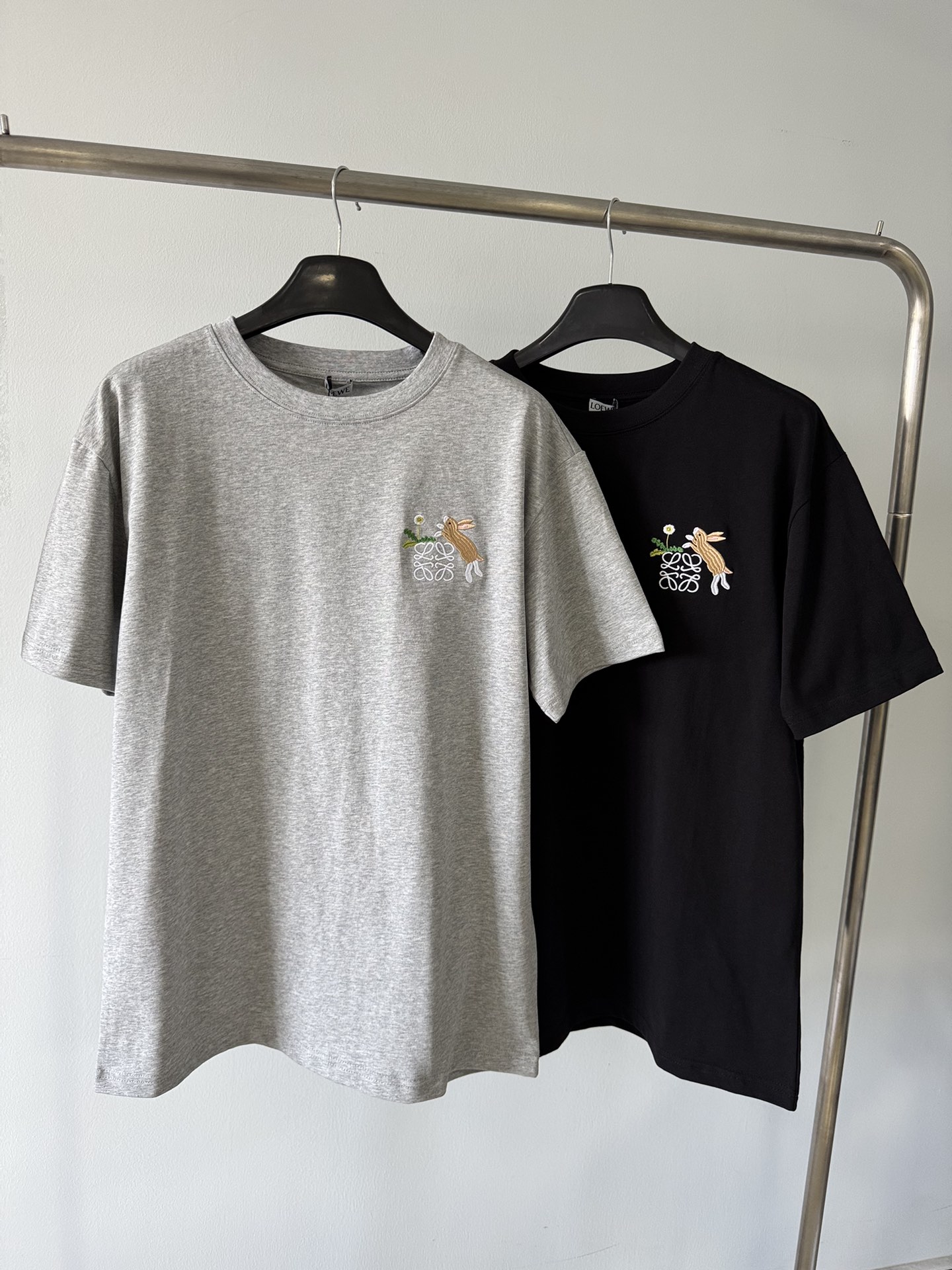 NO:307800,Loewe 2025 Spring and summer new style round neck rabbit embroidered short-sleeved T-shirt, customized YB twill cotton material, breathable and comfortable, full texture, slim short-sleeved T-shirt cut, highlighting the brand style, slightly elastic, and slim visual effect, chest embroidery pattern, black and gray classic color matching creates a personal style, full of creativity, brand high-end design sense, single wear and inner wear is brilliant and fashionable, customized surface accessories, high version, color gray, black, code SM,,loewe, T-shirt,tees, t-shirt,alexander wang19860909Loewe 2025 春夏新款 圆领兔子刺绣短袖T恤,定制YB斜纹全棉材质 透气舒适 质感十足 修身短袖T恤裁剪 凸显品牌格调 略带有弹力 呈现显瘦视觉效果 胸前刺绣图案 黑灰经典配色打造个性风格 充满创意 品牌高级设计感拉满 单穿内搭都出彩时髦 定制面辅料 高版本 颜色灰色 黑色 码数SM,,loewe,T-shirt,tees，t-shirt,alexander wang,Women's clothing