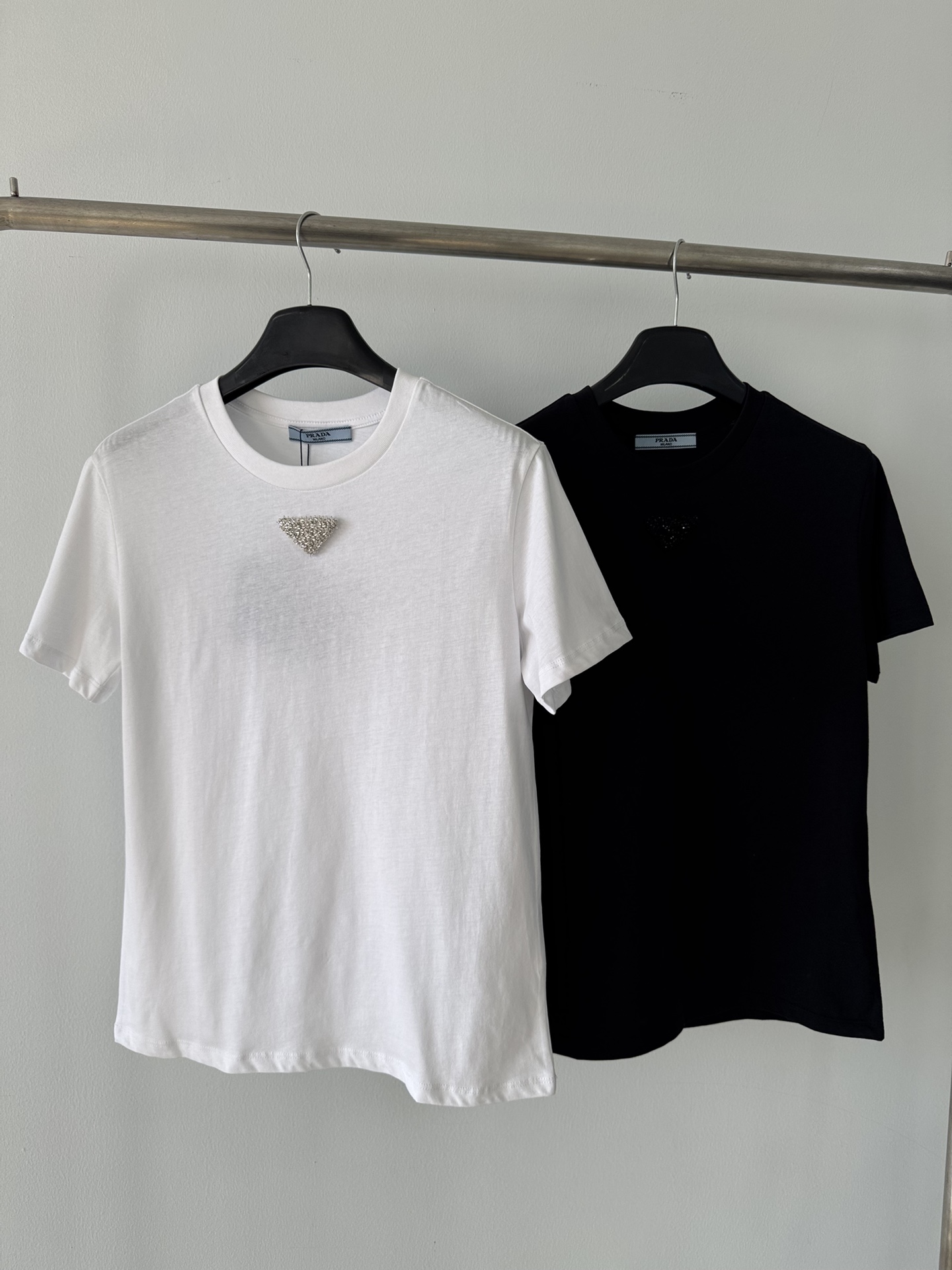 NO:428395,New spring and summer style, hand-made beaded sequin three-dimensional triangle decorative short-sleeved shirt, customized twill cotton material, breathable and comfortable, full texture, slim short-sleeved shirt cut, highlighting the brand style, presenting a slim visual effect, three-dimensional beaded sequin triangle mark on the chest, playful and fashionable, classic black and white color matching creates a personal style, playful and age-reducing, single wear, outstanding and fashionable, customized surface accessories, accurate version, higher version, code number,, T-shirt, alexander wang19860909春夏新款 手工串珠亮片立体三角标装饰短袖恤 定制斜纹全棉材质 透气舒适 质感十足 修身短袖恤裁剪 凸显品牌格调 呈现显瘦视觉效果 胸前的立体感串珠亮片三角标 俏皮时尚感立现 黑白经典配色打造个性风格 穿搭俏皮减龄 单穿内搭都出彩时髦 定制面辅料 认准版本 高版本 码数,,T-shirt,alexander wang,Women's clothing