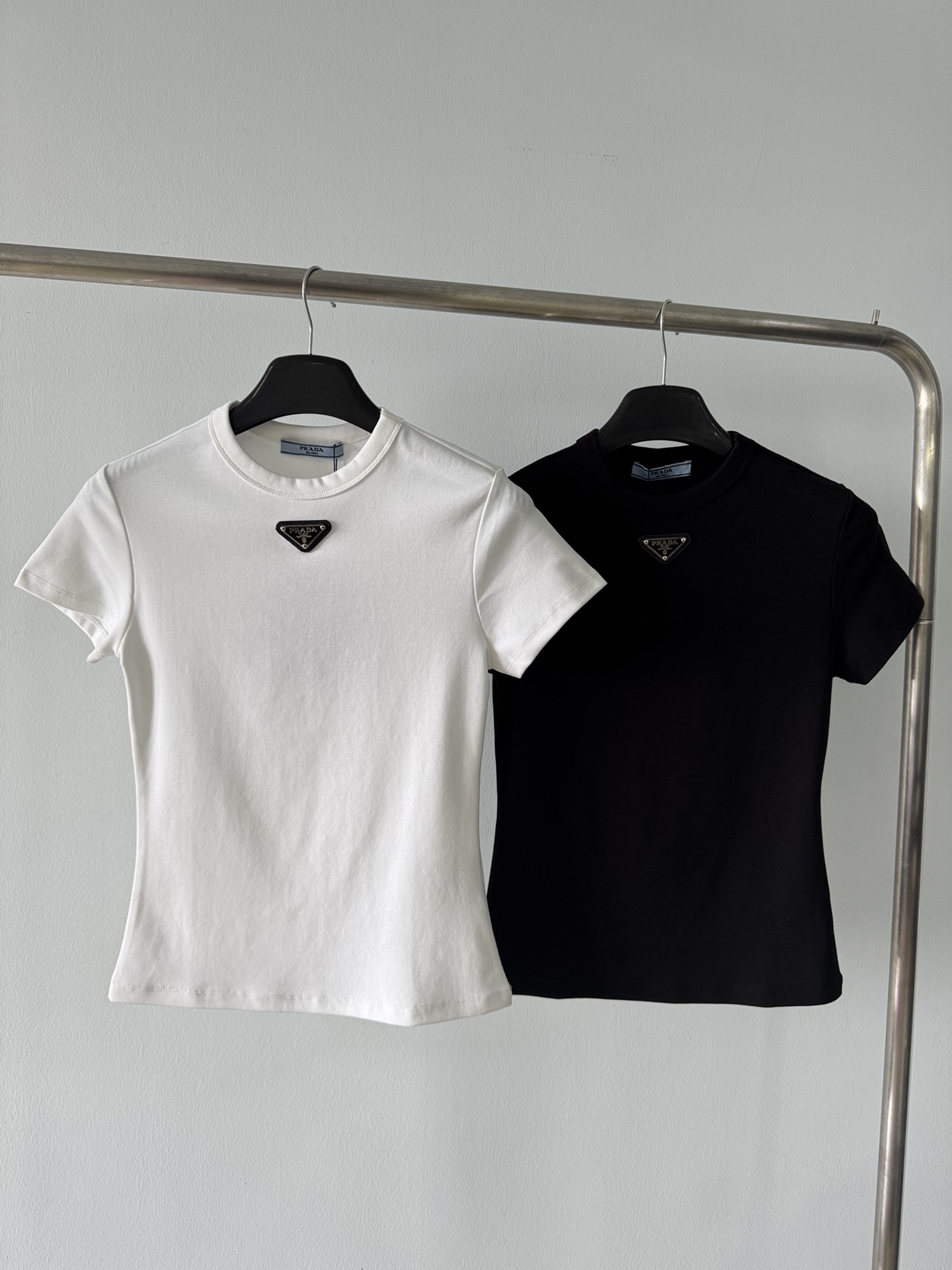 NO:308313,* New early spring style, triangle-shaped front shoulder waist-hugging elastic short-sleeved shirt, exclusive high-end product!  This is definitely a must-have item for everyone!  Overall custom tailoring design!  Combined with comfort!  Hold on to the high-end outfit!  The simple and elegant small-size design really shows off the figure, and the right length of the clothes visually automatically divides the figure into a golden ratio. Who can not love it when it looks slim and versatile!  Whether wearing it alone or applying it to the base, it is amazing!  Custom elastic texture fabric has a great texture, white has thickness and won’t be transparent!  A versatile item in all seasons!  Color black white code number, T-shirt, gold, alexander wang19860909*  早春新款 三角标正肩收腰弹力短袖恤 独家高版出品！这款绝对是人手必备的单品！整体定制裁剪设计！与舒适度兼具！高级感穿搭拿捏住了！简约大气的小版型设计真的巨显身材,恰到好处的衣长 视觉自动将身材分割出黄金比例,显瘦百搭谁能不爱！无论单穿或者打底都很绝！定制弹力质感面料质感超级赞,白色有厚度不会透！四季百搭的单品！ 颜色黑色 白色 码数,,T-shirt,gold,alexander wang,Women's clothing