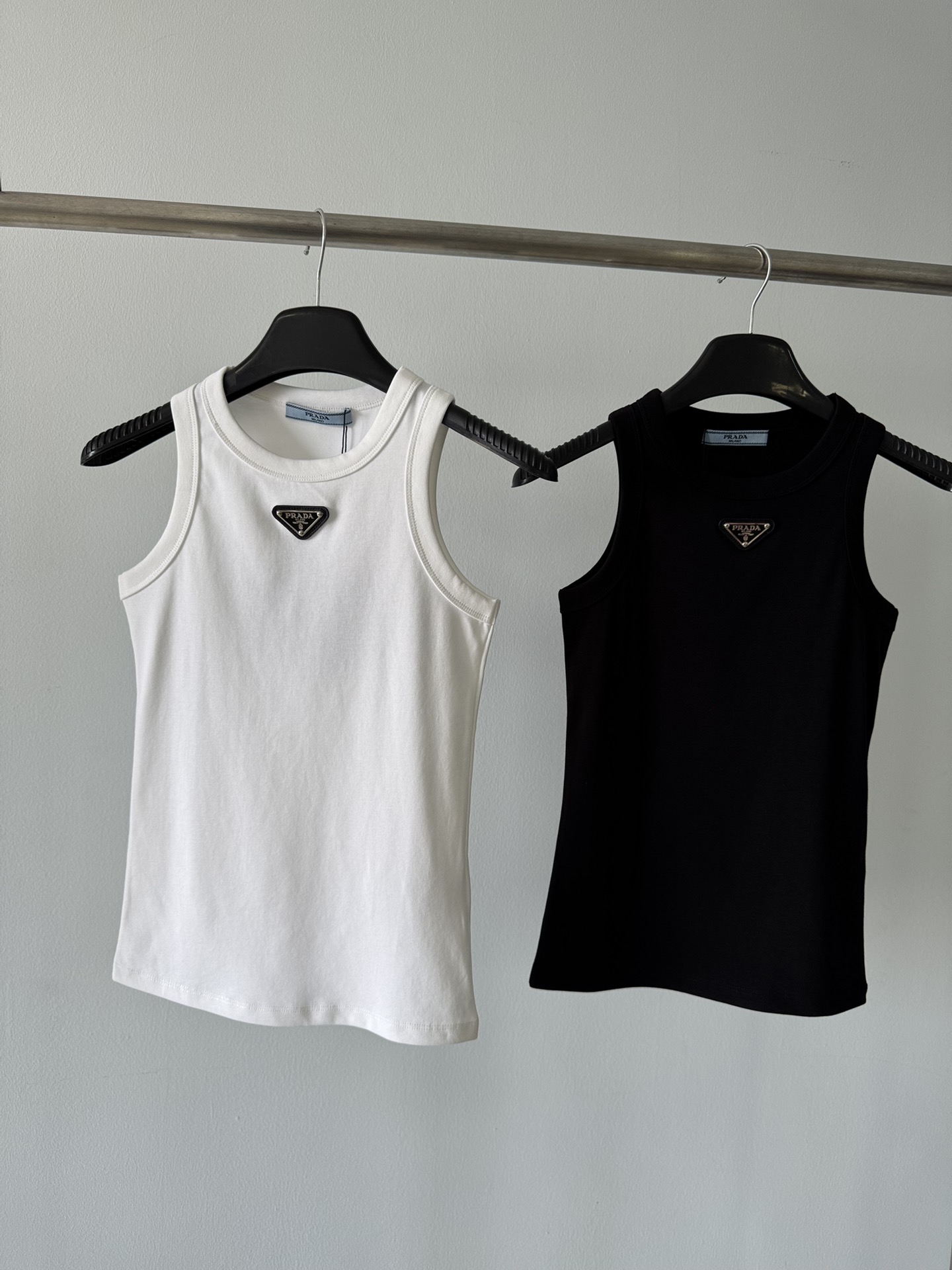 NO:308311,* New spring and summer style metal leather triangle round neck vest, whether worn inside or outside, it is simple and elegant, high-end old money style!  Every year when spring and summer change, the vest is a classic item for the supermodels who wear real clothes and are a classic item for supermodels to grow grass!  Customized soft pure cotton fabric, elastic, comfortable and unscathed on the upper body, slimming and versatile. The fabric has a certain thickness and is not transparent, and it has a very textured texture!  When you receive it, you know it is really a very good quality and highly recommended big hit!  Color black white yard, alexander wang19860909*  春夏新款 金属皮质三角标圆领背心 不管是内搭还是外穿 都很简单大气高级老钱风！每年春夏交替的时候背心属于实穿万能选手,各大名星 超模种草的一款经典单品！定制的柔软纯棉面料,有弹力,上身舒服不勒肉,显瘦百搭,面料有一定的厚度不会透,非常有质感！收到就知道真的是非常好的品质,强烈推荐的大爆款！ 颜色黑色 白色 码数,,alexander wang,Women's clothing