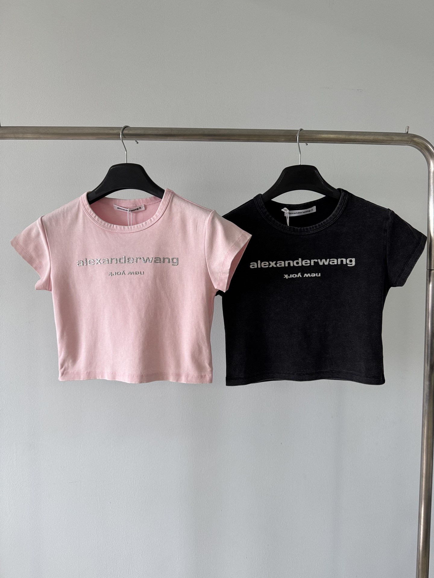 NO:308315,New spring and summer style glitter powder printing heavy-industry washing and stir-fried snowflake short-sleeved shirt custom-made soft and micro-elastic texture fabric, heavy-industry enzyme washing and stir-fried snowflake process, creating an old black gray and smoke pink, full of high-end feel. glitter powder printing does not fall off, and it will burst out in both indoors and outdoors, with perfect details and very recognizable!  The short style design is very technological and futuristic, fashionable and versatile, hot girls must enter, lengthen the lower body proportions, and wear perfect long legs, and the upper body is superb!  Color pink black code number, T-shirt,alexander wang19860909春夏新款 闪粉印花重工洗水炒雪花短袖恤 定制柔软微弹质感面料,重工酵素水洗炒雪花工艺,打造做旧黑灰色和烟粉色,满满的高级感.闪粉印花不掉,不管在室内还是室外都爆闪,细节完美,非常有辨识度！ 短款版型设计,极具科技感未来感,风潮流时尚百搭,辣妹必入,拉长下身比例,穿出完美大长腿,上身超赞！ 颜色粉色 黑色 码数,,T-shirt,alexander wang,Women's clothing