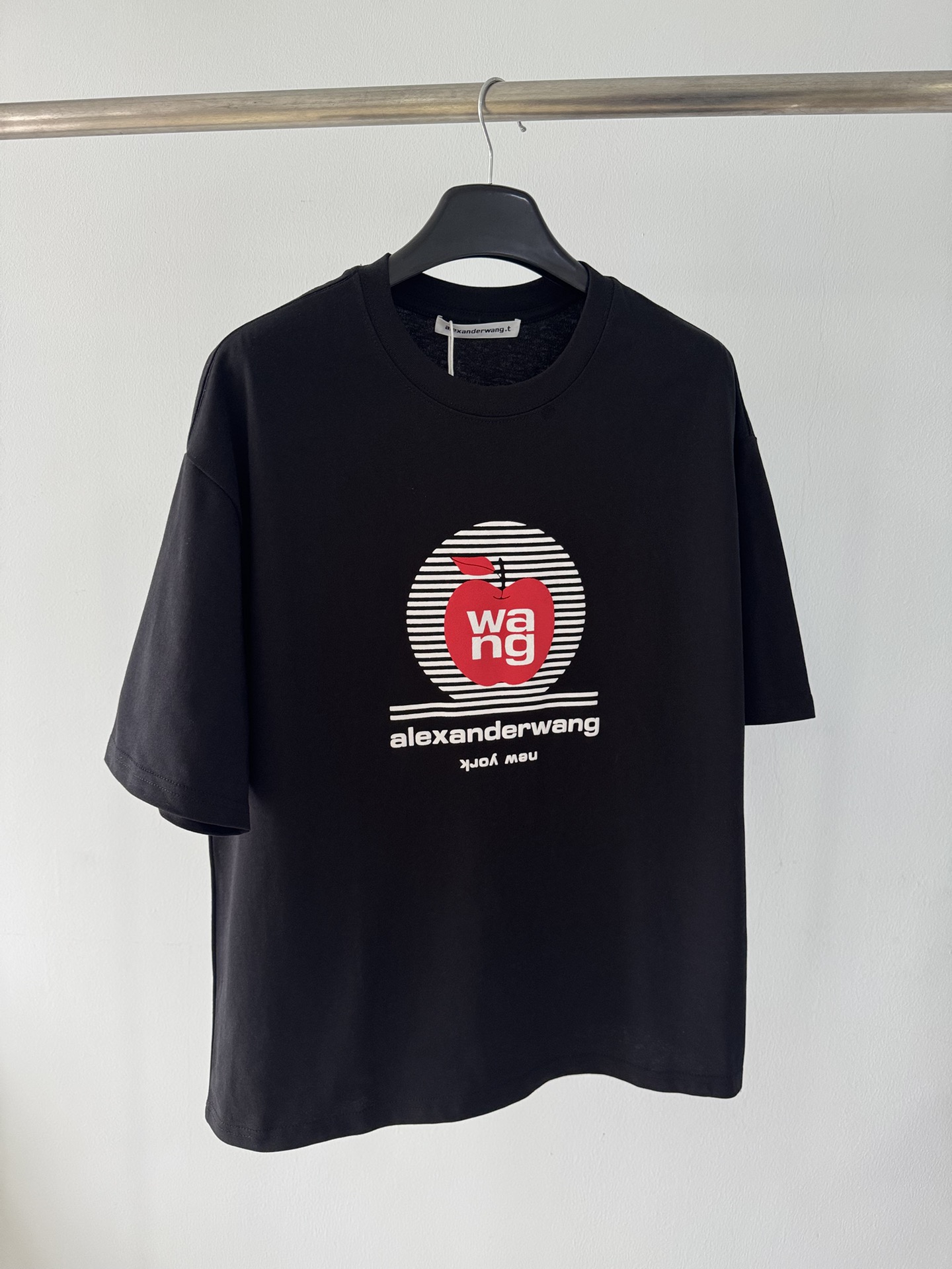 NO:311469,Alexanderwang 2025 Spring and Summer Apple foam printed loose large-size casual T-shirt, striped king letters apple foam design, super recognizable, with large loose style, casual and versatile, same style for men and women, not picking up height and weight, easy to produce any film with a single inner wear!  Color black white SML, alexander wang,tees,t-shirt,alexander wang19860909Alexanderwang 2025 春夏 苹果发泡印花宽松大版型休闲T恤,条纹大王字母苹果发泡设计,超有辨识度,配上大版型宽松款式,休闲百搭耐看,男女同款,不挑身高体重,任意搭配单穿内搭都轻轻松松出片！ 颜色黑色 白色 码数SML,,alexander wang,tees，t-shirt,alexander wang,Women's clothing