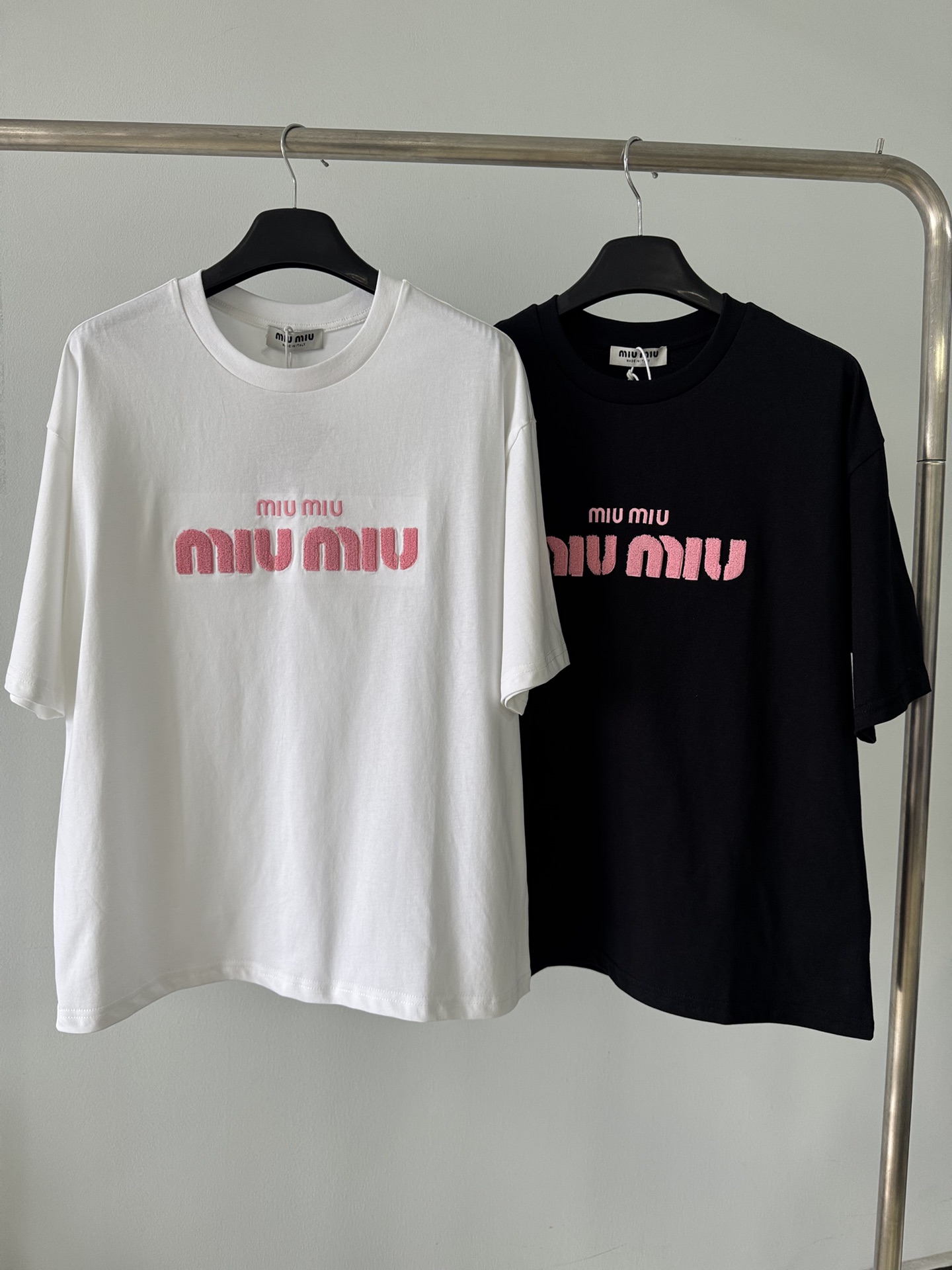 NO:311465,MIUMI* 2025 Spring and Summer New Pink Towel Embroidered Letters Loose and Casual Short Sleeve T-shirt, Pink Three-dimensional Towel Embroidered Letters on the chest are super bright. The very lively girlish pink is very suitable for spring and summer, not fluorescent at all, and it looks young with age!  Loose and casual large-size design, customized soft pure cotton breathable fabric, comfortable and versatile!  Highly recommended!  Color black white SML, miumiu, T-shirt,tees, t-shirt,alexander wang19860909MIUMI* 2025 春夏新款 粉色毛巾绣字母宽松休闲短袖T恤,胸前粉色立体毛巾绣字母超亮眼,非常活泼的少女粉色很适合春夏,一点也不荧光,很减龄显嫩！宽松休闲大版型设计,定制柔软纯棉透气面料,一整个舒适百搭耐看！强烈推荐！ 颜色黑色 白色 码数SML,,miumiu,T-shirt,tees，t-shirt,alexander wang,Women's clothing