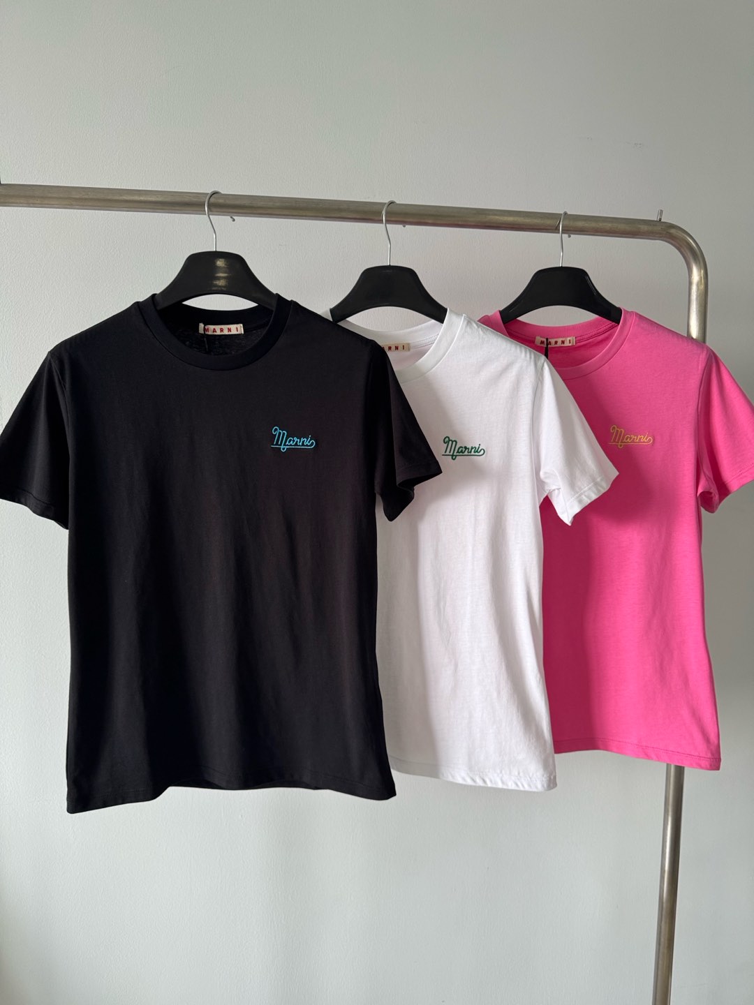 NO:307795,Marni 2025 early spring new product, round neck short-sleeved T-shirt, customized pure cotton material, breathable and comfortable, full texture, regular version T-shirt cutting, exquisite color contrast embroidery highlights the brand's style and makes it look slimming visual effect, classic color matching creates a personal style, full of creativity, brand high-end design sense, single wear and inner wear is brilliant and fashionable, customized surface accessories, high-version!  Color black white pink SML, marni, T-shirt,tees, t-shirt,alexander wang19860909Marni 2025 早春新品 圆领短袖T恤,定制纯棉材质 透气舒适 质感十足 常规版型T恤裁剪 精致彩色撞色刺绣凸显品牌格调显瘦视觉效果 经典配色打造个性风格 充满创意 品牌高级设计感拉满 单穿内搭都出彩时髦 定制面辅料 高版本！ 颜色黑色 白色 粉色 码数SML,,marni,T-shirt,tees，t-shirt,alexander wang,Women's clothing